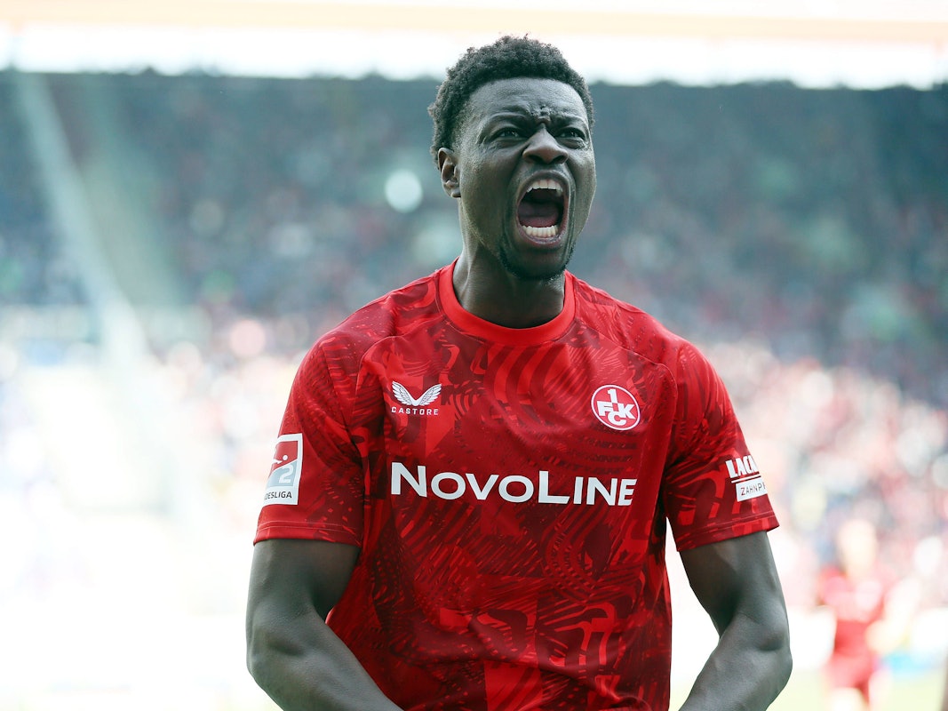 Ragnar Ache jubelt im Trikot des 1. FC Kaiserslautern.