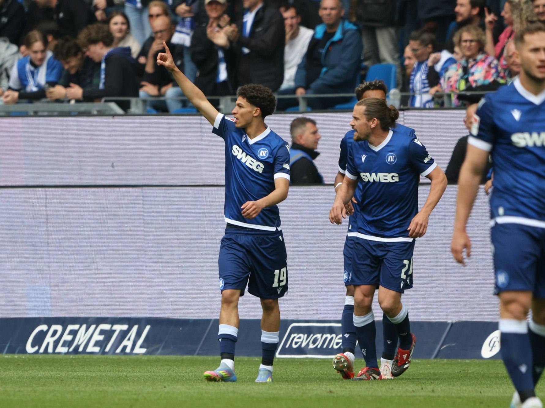 Louey Ben Farhat jubelt über ein Tor.