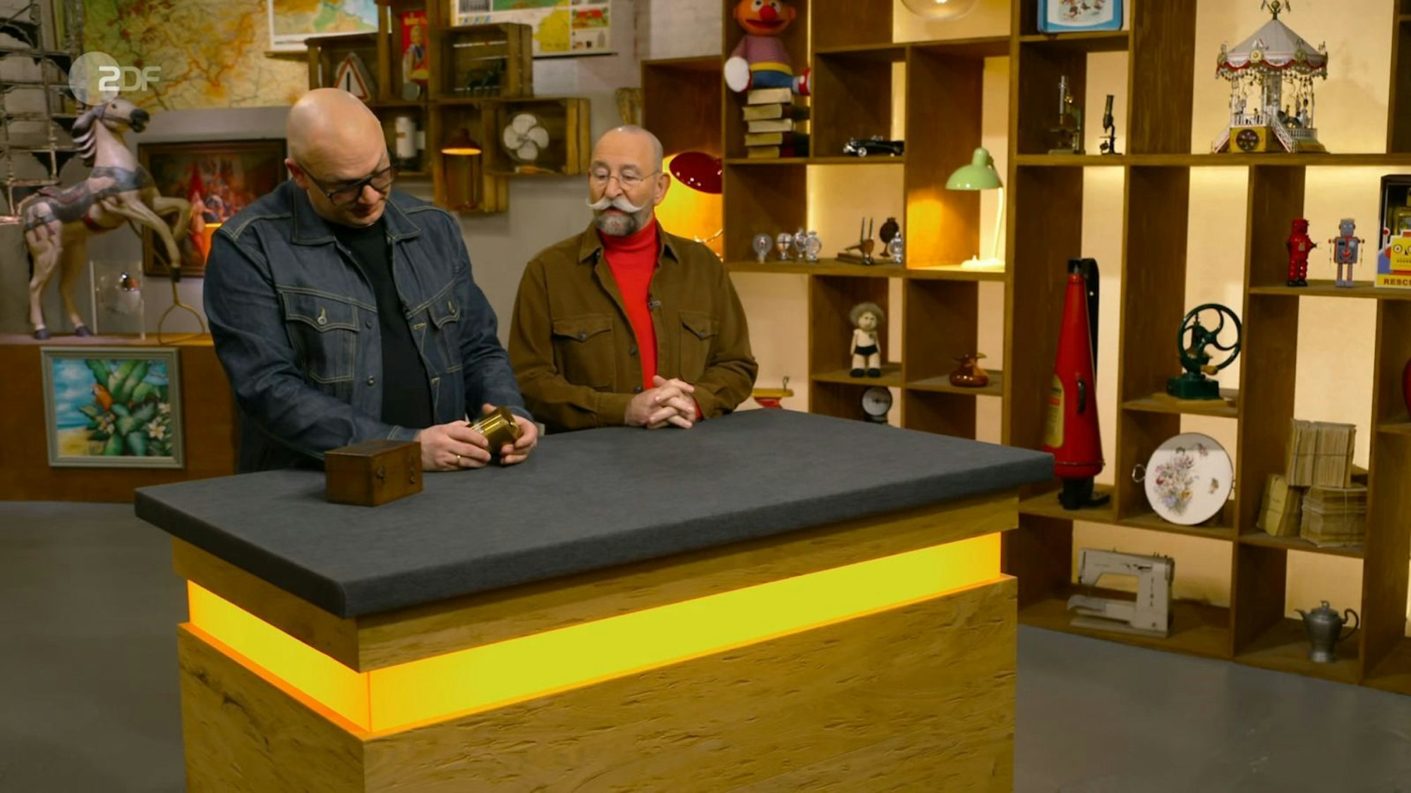 „Oh, das würde man auf dem Altmetallwarenhandel gut verkaufen können“, sinnierte Lichter, ohne zu wissen, was er vor sich hatte. „Das ist schwer“, fing Sven Deutschmanek an. Lichter dachte, das Gewicht des Objekts sei gemeint. (Bild: ZDF)