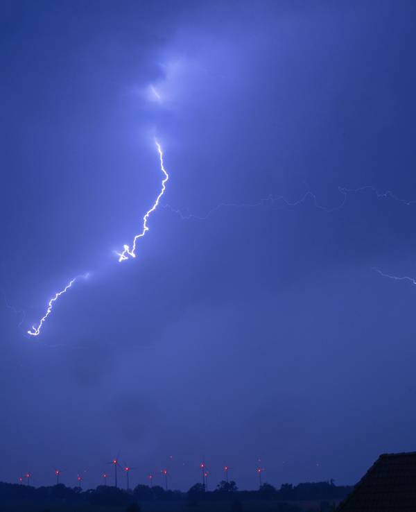 Ein Blitz ist bei einem starken Gewitter über einer Windkraftanlage in Mecklenburg-Vorpommern zu sehen (Archivbild 2019).