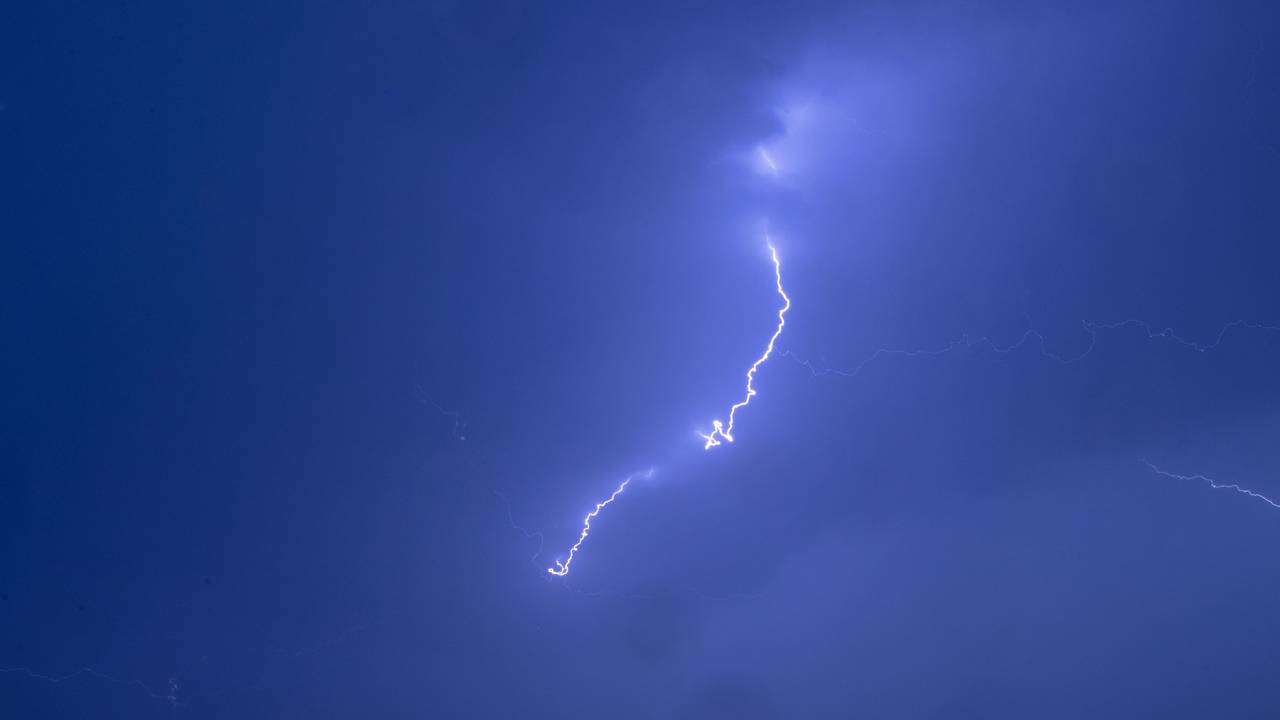 Ein Blitz ist bei einem starken Gewitter über einer Windkraftanlage in Mecklenburg-Vorpommern zu sehen (Archivbild 2019).