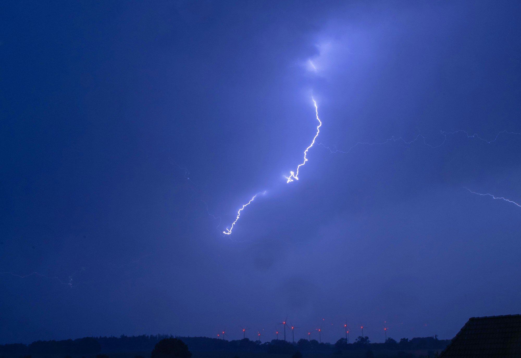Ein Blitz ist bei einem starken Gewitter über einer Windkraftanlage in Mecklenburg-Vorpommern zu sehen (Archivbild 2019).