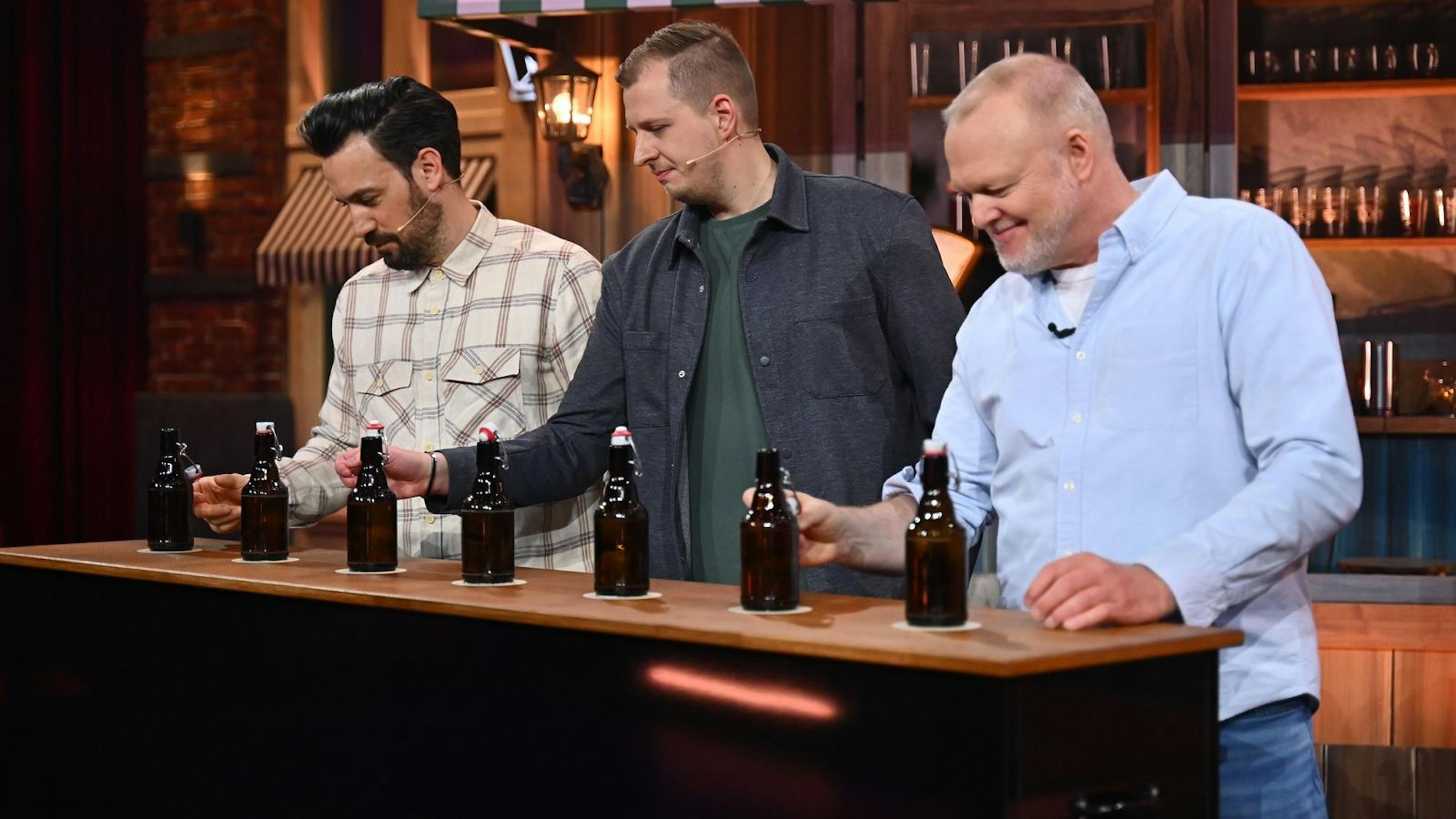 Beim Bierdeckel-Schnipsen ließ Kandidat Arthur (Mitte) Stefan Raab (rechts) keine Chance. Jan Köppen begleitete das Geschehen. (Bild: RTL / Raab Entertainment / Julia Feldhagen)