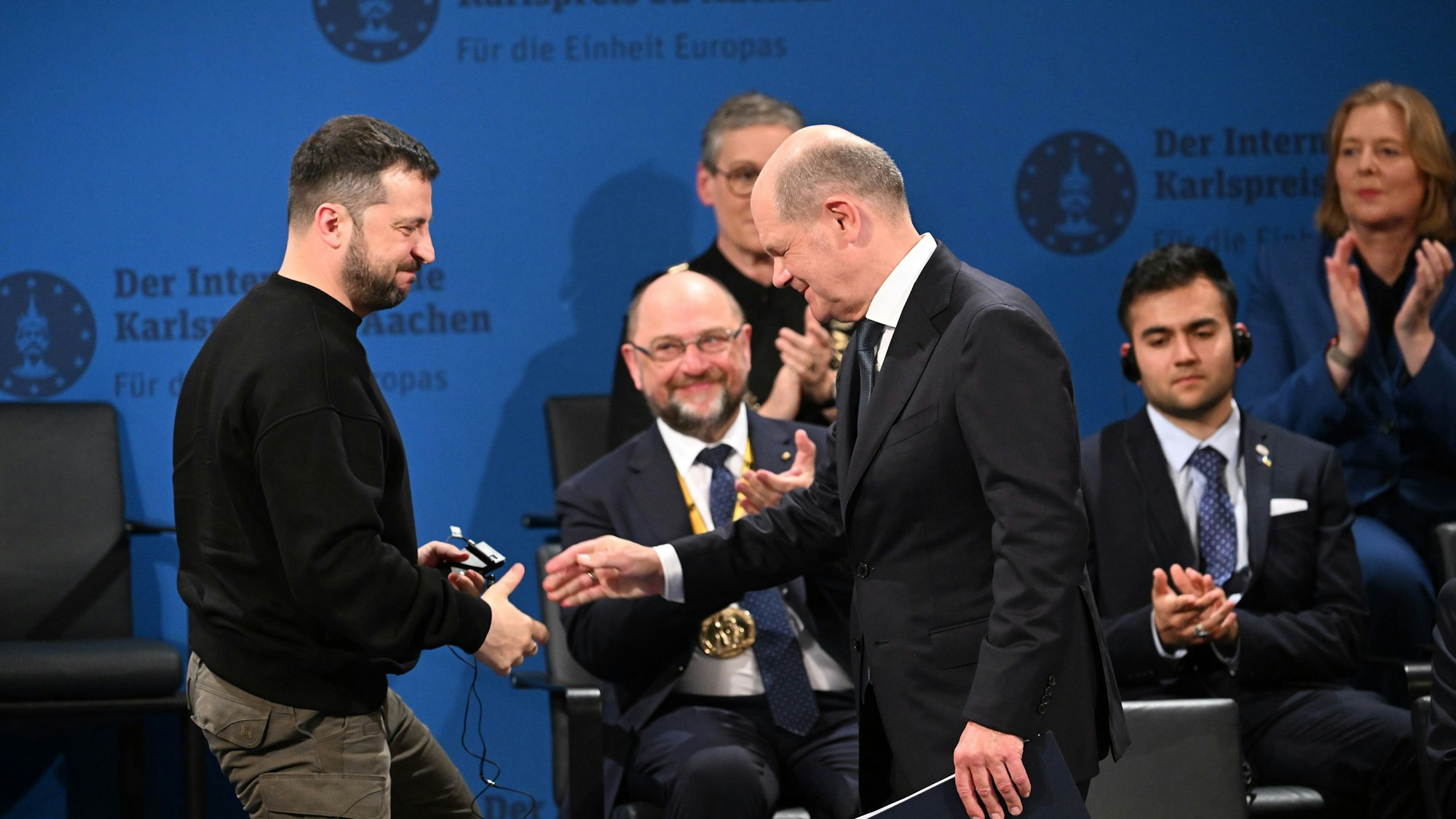 Der ukrainische Präsident Wolodymyr Selenskyj (l.) bedankte sich 2023 bei dem ehemaligen Bundeskanzler Olaf Scholz (SPD) nach der Laudatio bei der Verleihung des Karlspreises.