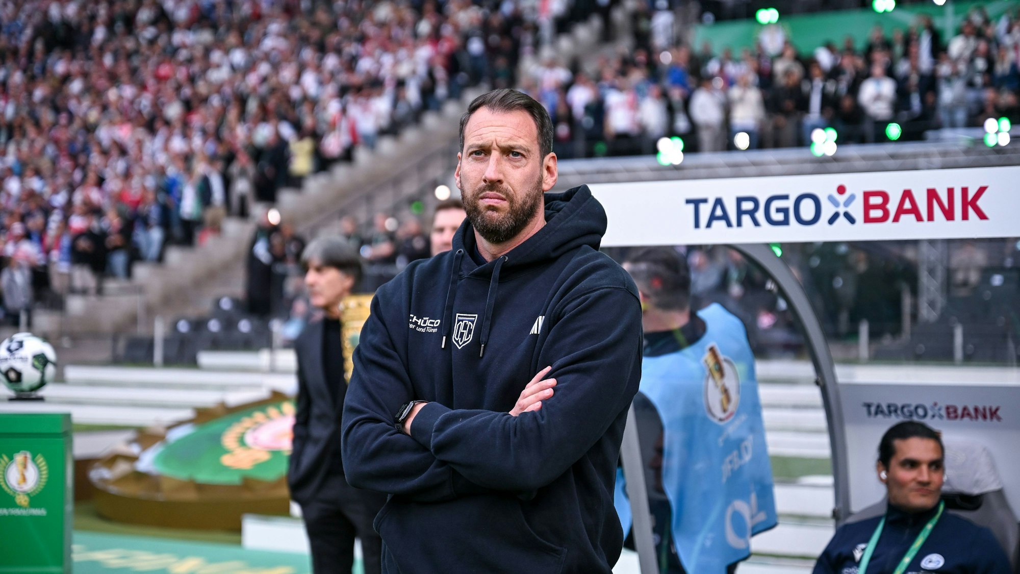 Arminia-Coach Mitch Kniat beim Pokalfinale an der Seitenlinie.