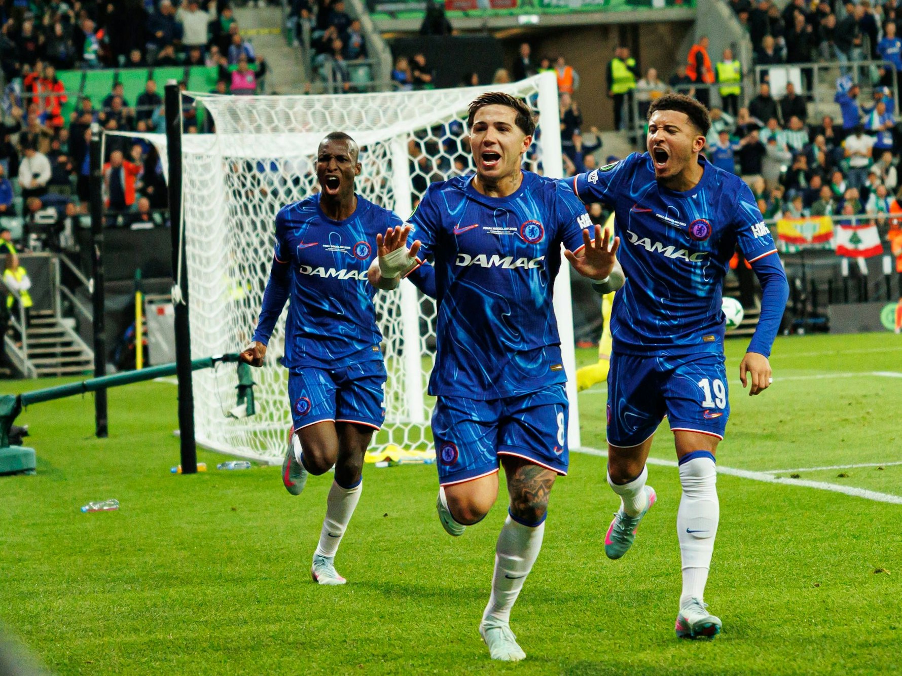 Nicolas Jackson, Enzo Fernandez (M.) und Jadon Sancho (r.) beim jubeln.