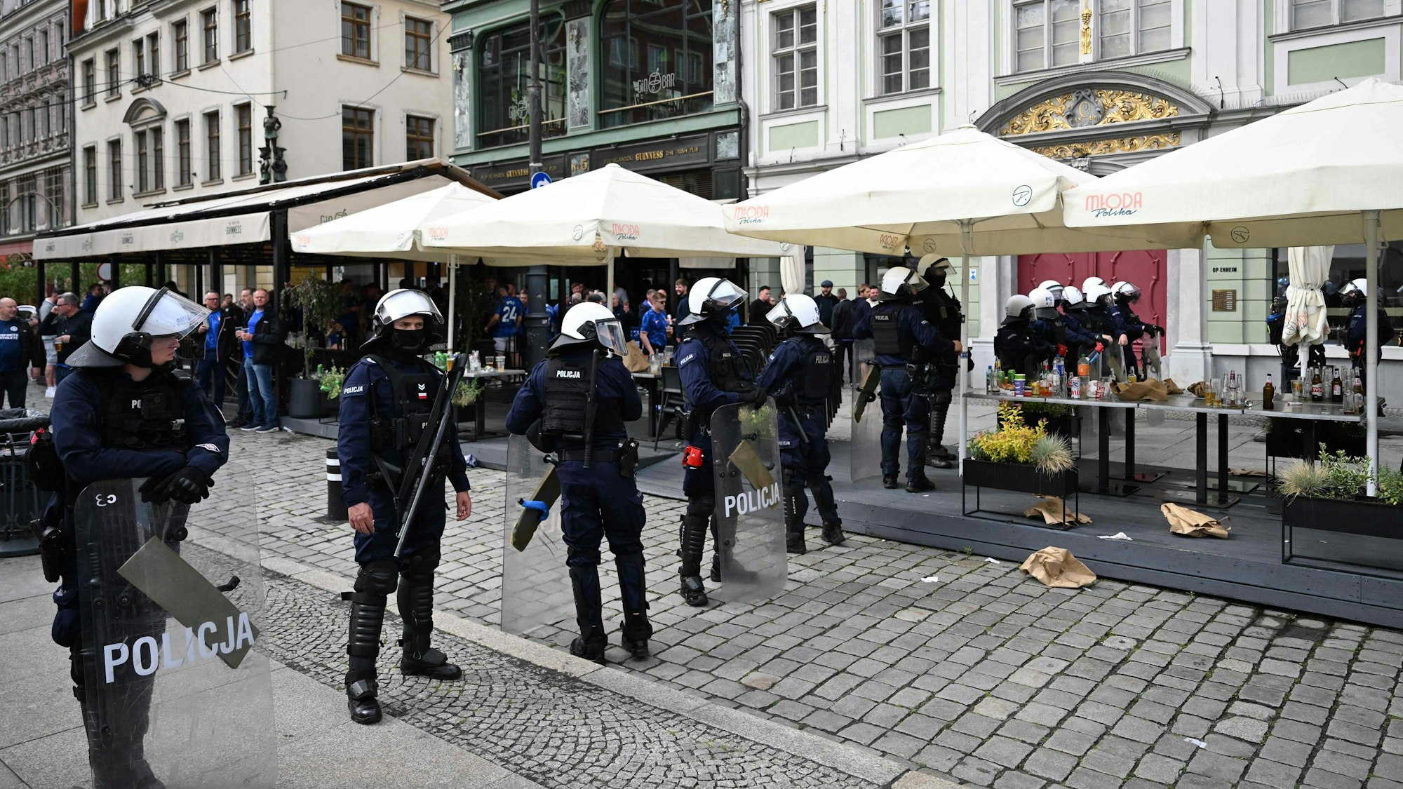 Polizisten vor dem Conference-League-Finale zwischen Real Betis und dem FC Chelsea im Einsatz.