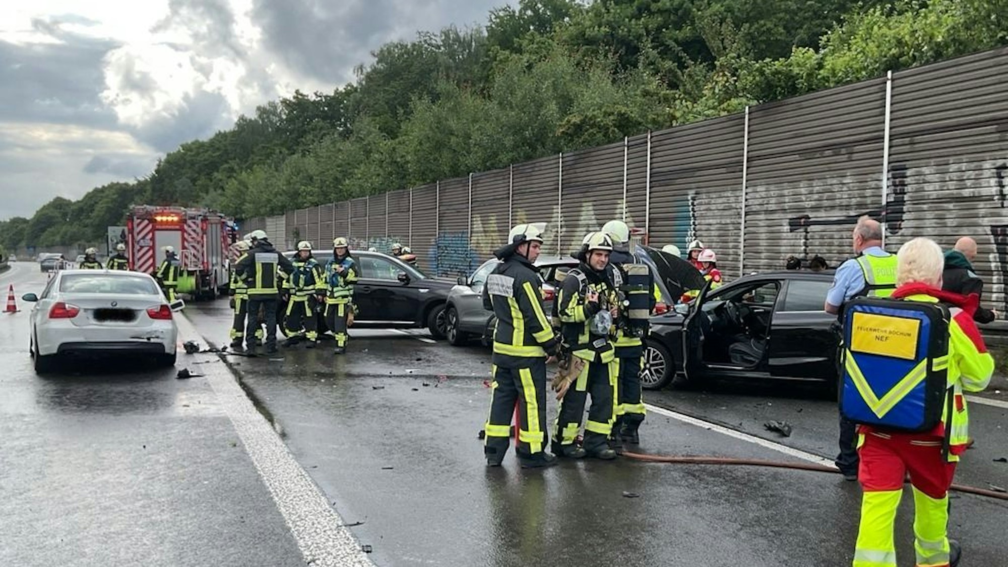 Feuerwehreinsatz nach schwerem Verkehrsunfall auf der A448 in Fahrtrichtung Bochum