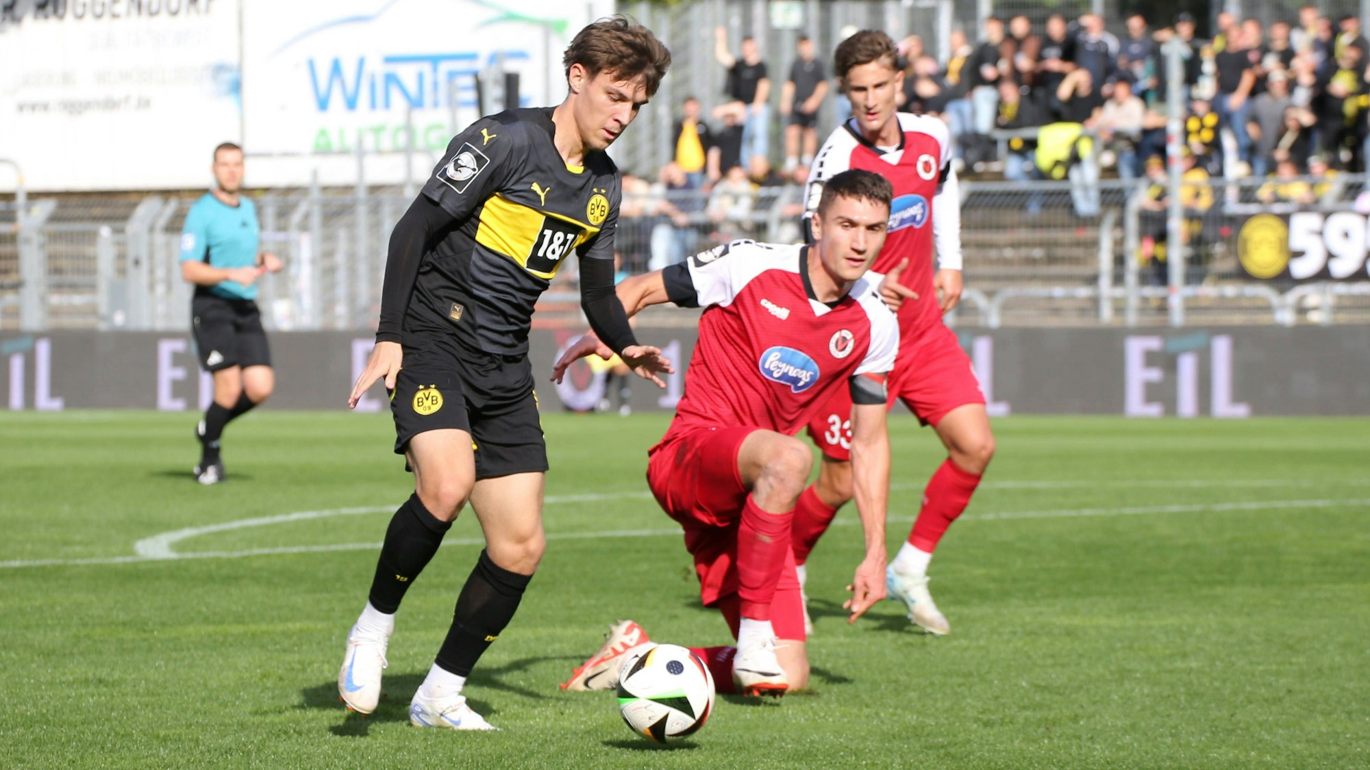 Julian Hettwer (l.) in Aktion mit Ball.