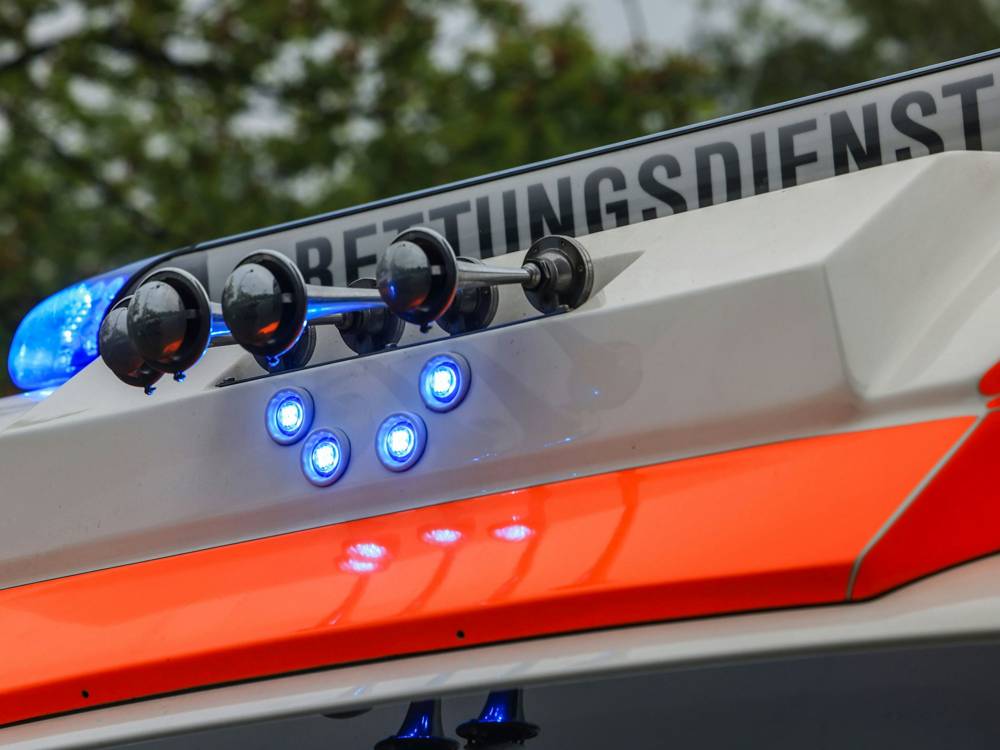 Nach einem Unfall mit fünf beteiligten Autos auf der A448 in Bochum sind drei Menschen in Krankenhäuser gebracht worden (Symbolbild).