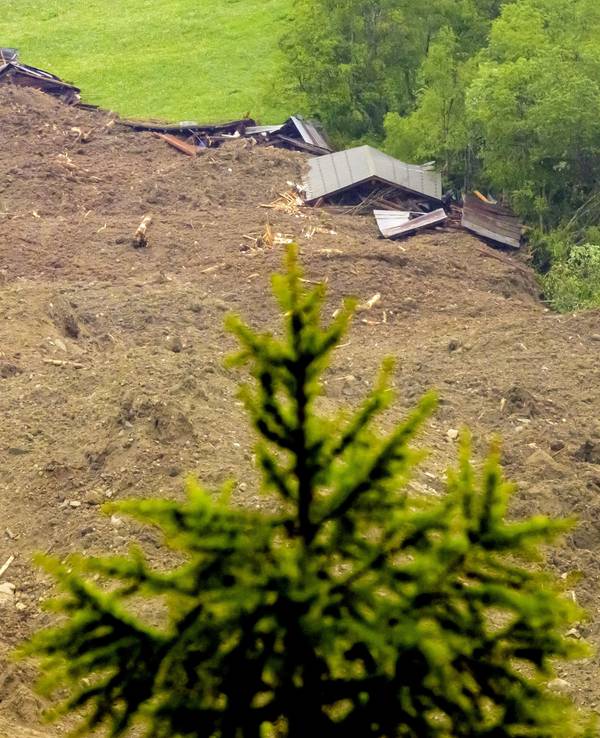 Eine große Lawine mit einem Gemisch aus Eis, Fels, Schnee und Wasser erreicht den Talboden in Wiler, nachdem der Birchgletscher oberhalb von Blatten abgebrochen ist.