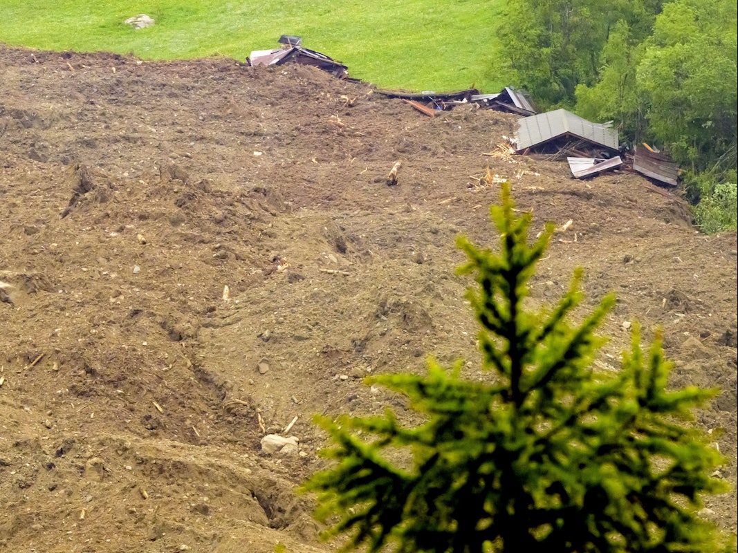 Eine große Lawine mit einem Gemisch aus Eis, Fels, Schnee und Wasser erreicht den Talboden in Wiler, nachdem der Birchgletscher oberhalb von Blatten abgebrochen ist.