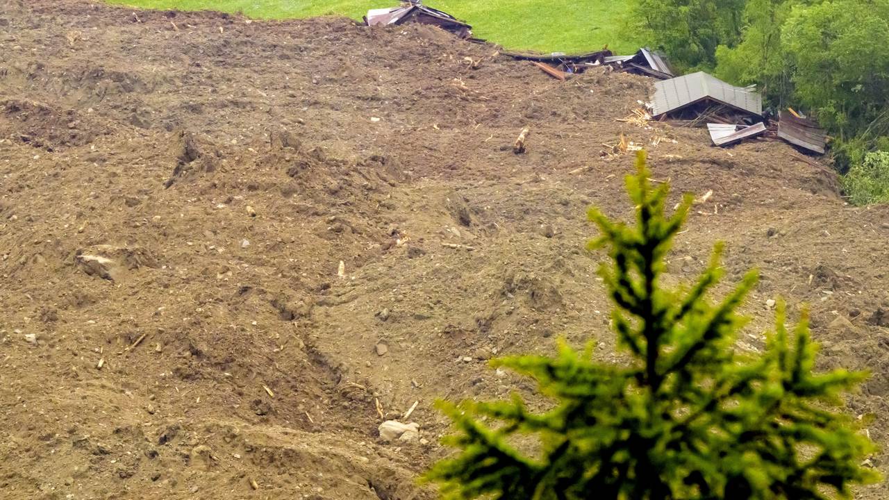 Eine große Lawine mit einem Gemisch aus Eis, Fels, Schnee und Wasser erreicht den Talboden in Wiler, nachdem der Birchgletscher oberhalb von Blatten abgebrochen ist.