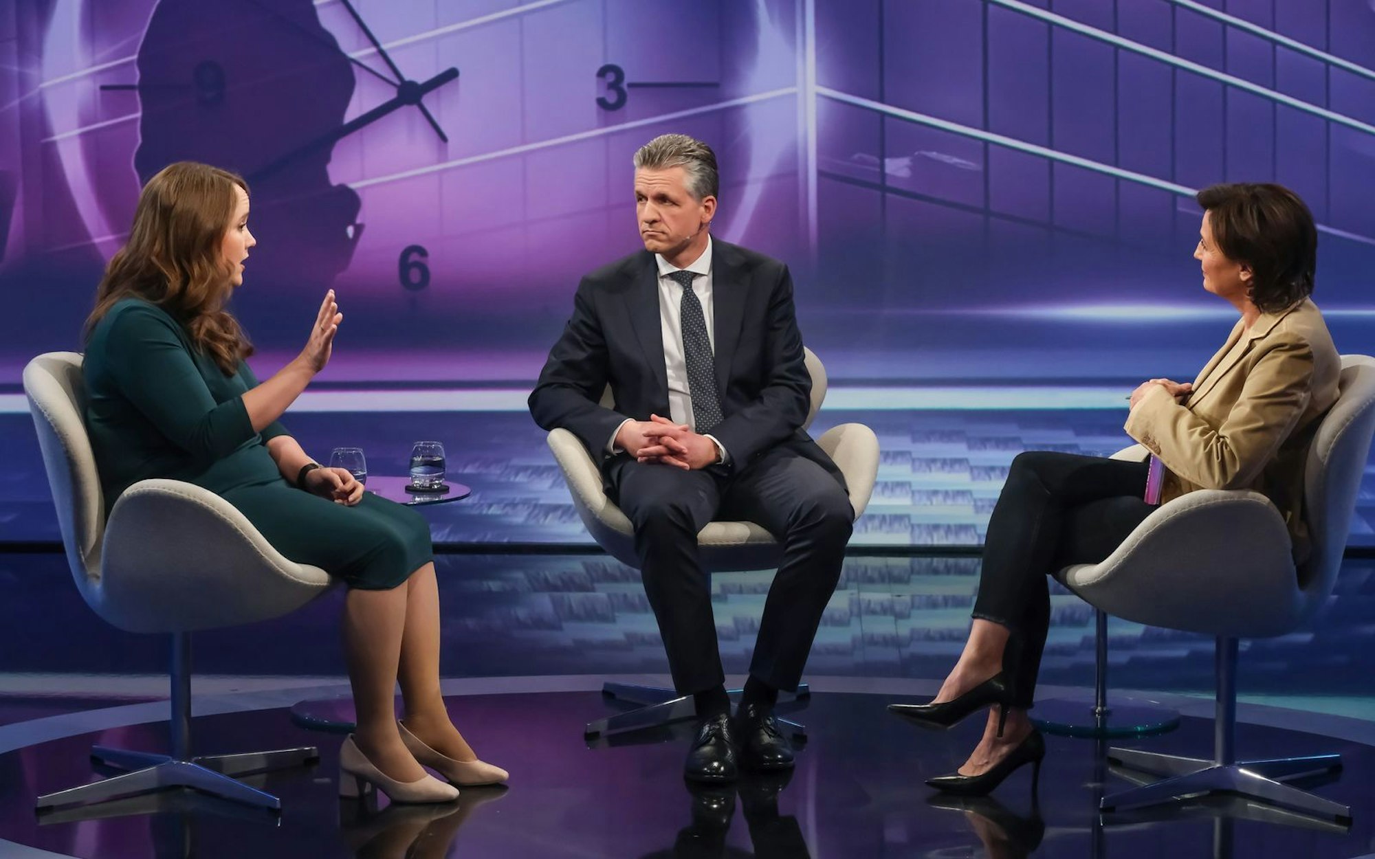 Bei Sandra Maischberger (rechts) hält Ricarda Lang Thorsten Frei vor: Die CDU habe das Konzept Rente nicht verstanden und rede das Land faul. (Bild: WDR / Oliver Ziebe)