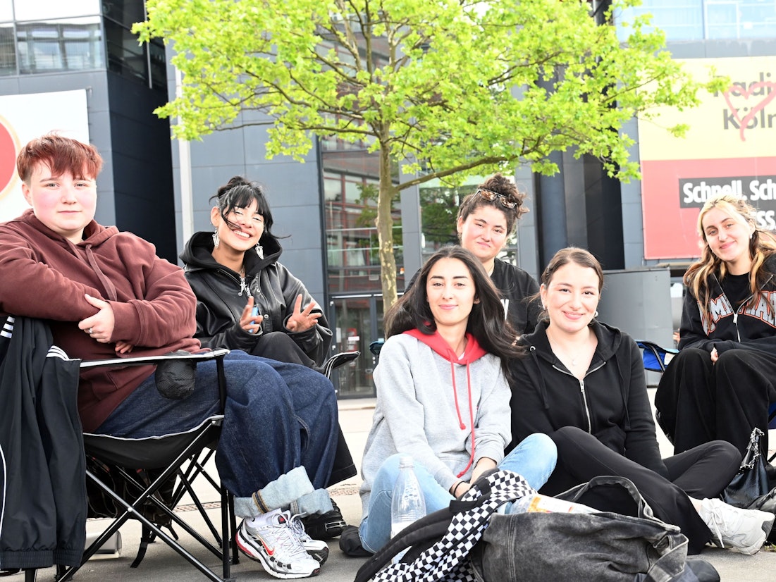 Fans warten vor der Lanxess-Arena.