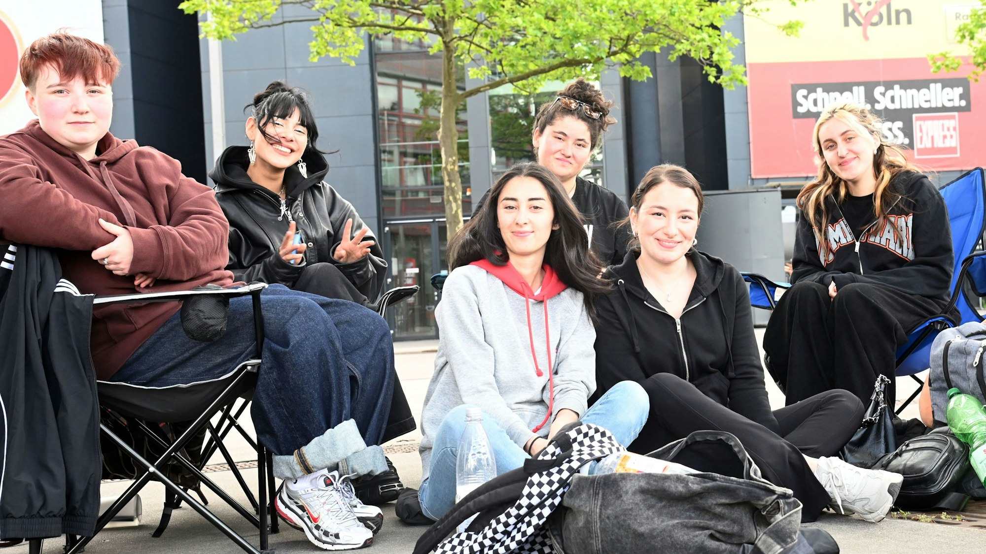 Fans warten vor der Lanxess-Arena.
