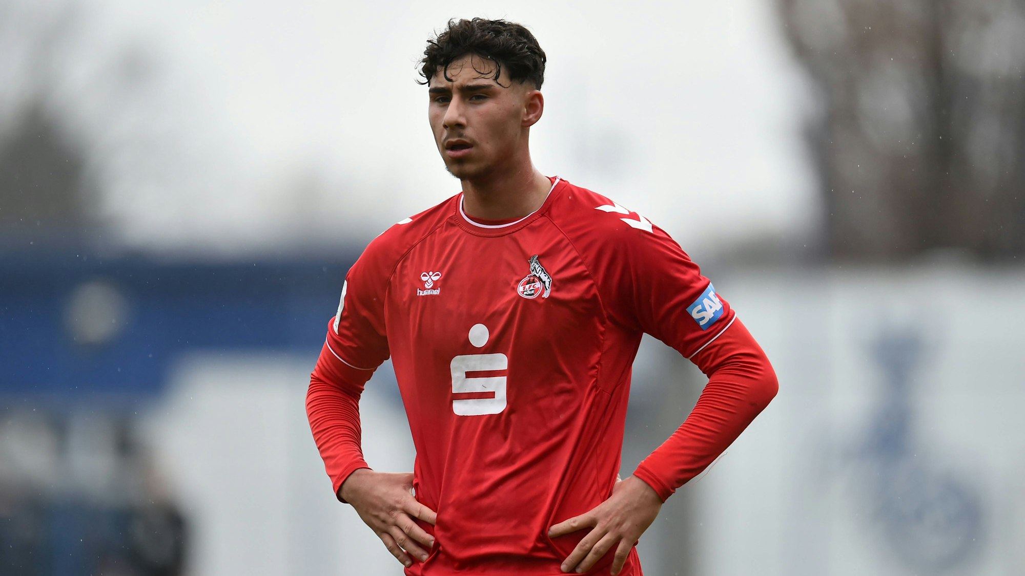 Luan Simnica im Februar 2023 bei einem U19-Auftritt für den 1. FC Köln.