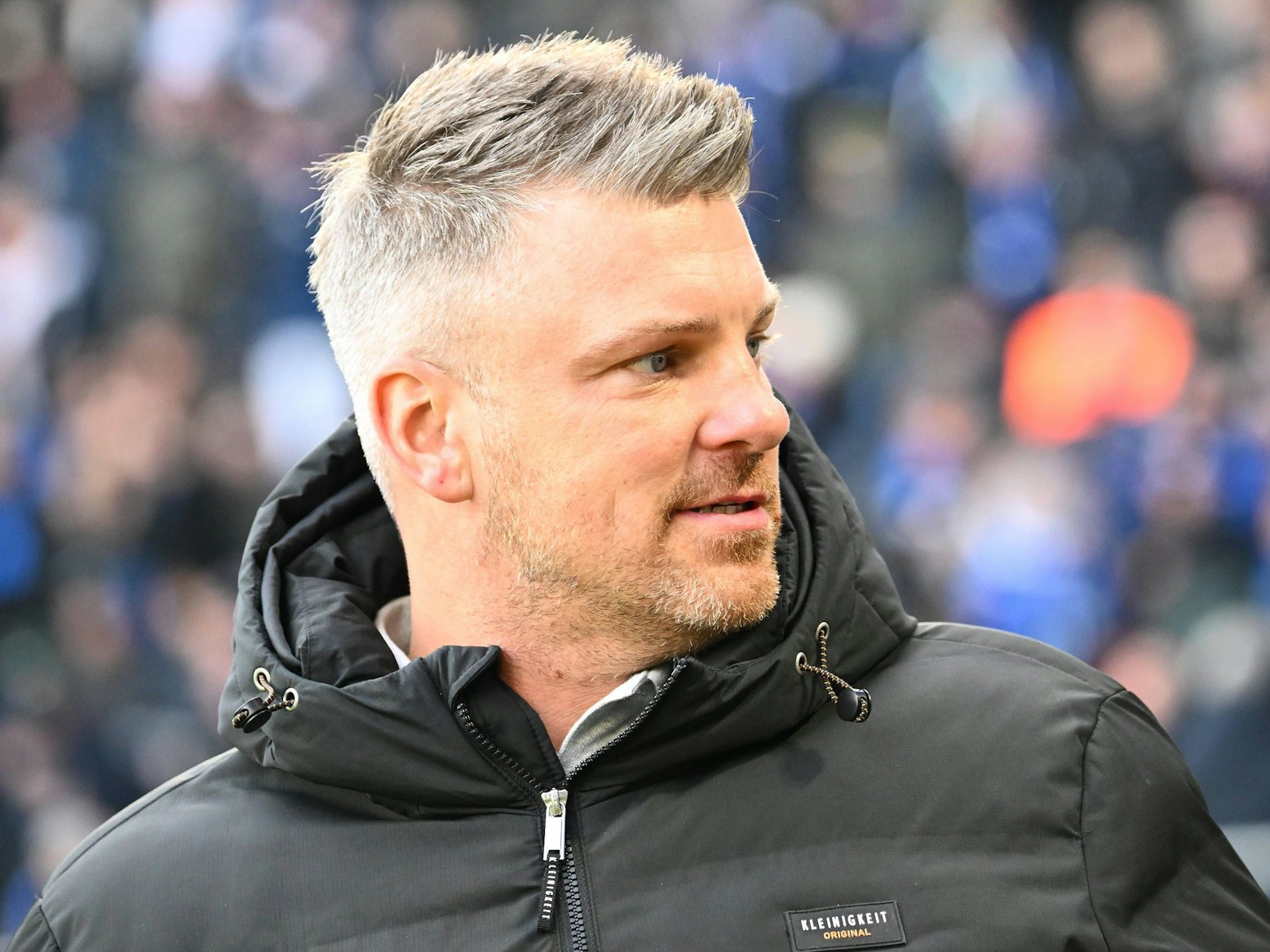 Lukas Kwasniok blickt nach links.