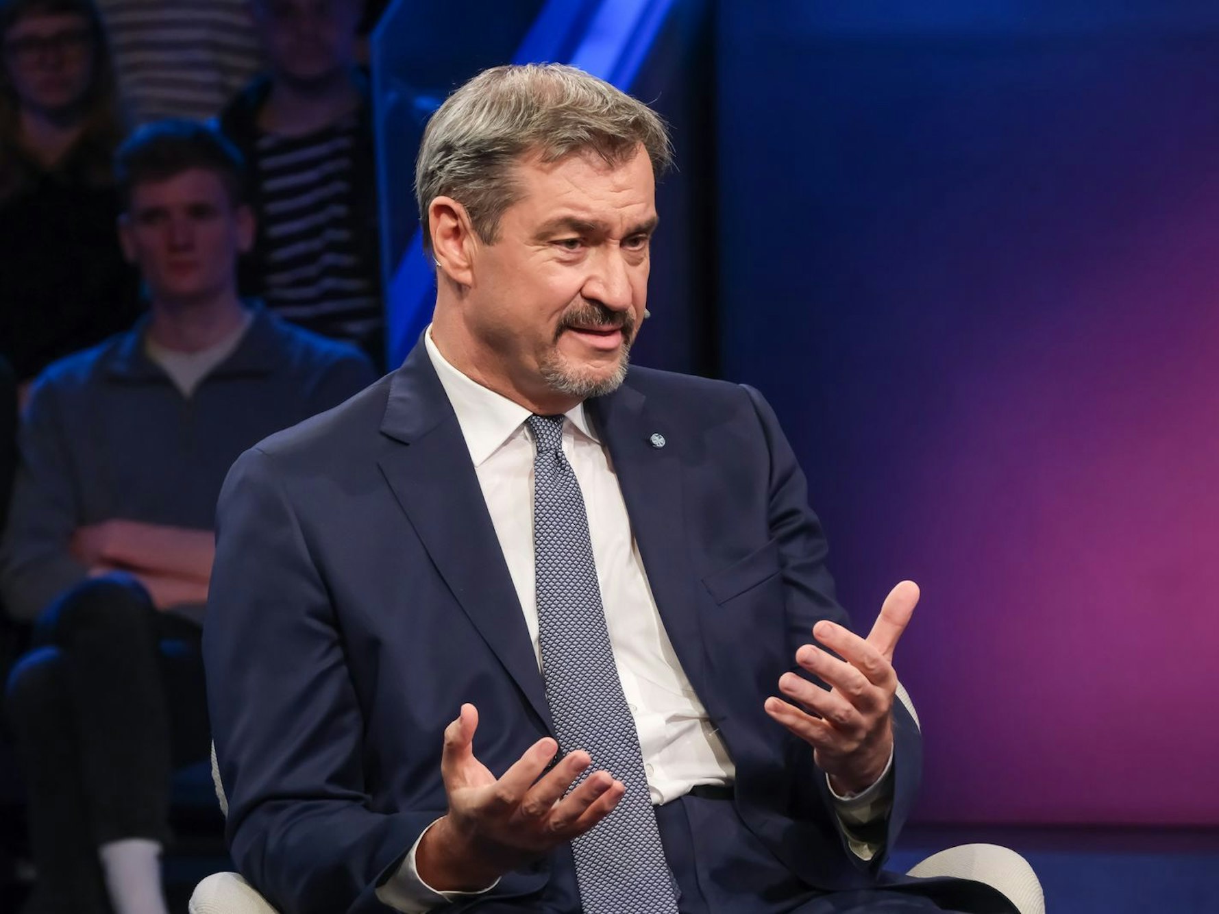 Markus Söder hat ein „gutes Gefühl“ bei der Koalition mit der SPD. Es gibt ein „gemeinsames Verantwortungsgefühl“, das Land auf Kurs zu bringen. (Bild: WDR/Oliver Ziebe)