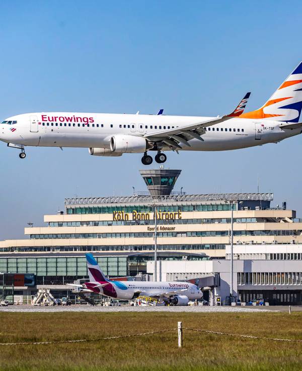 Eine Eurowings-Maschine bei der Landung in Köln/Bonn.