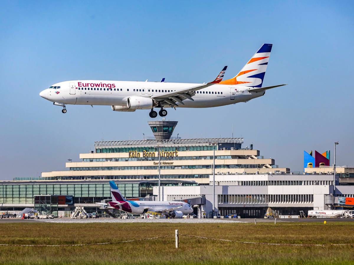Eine Eurowings-Maschine landet auf dem Flughafen Köln/Bonn (Symbolfoto).