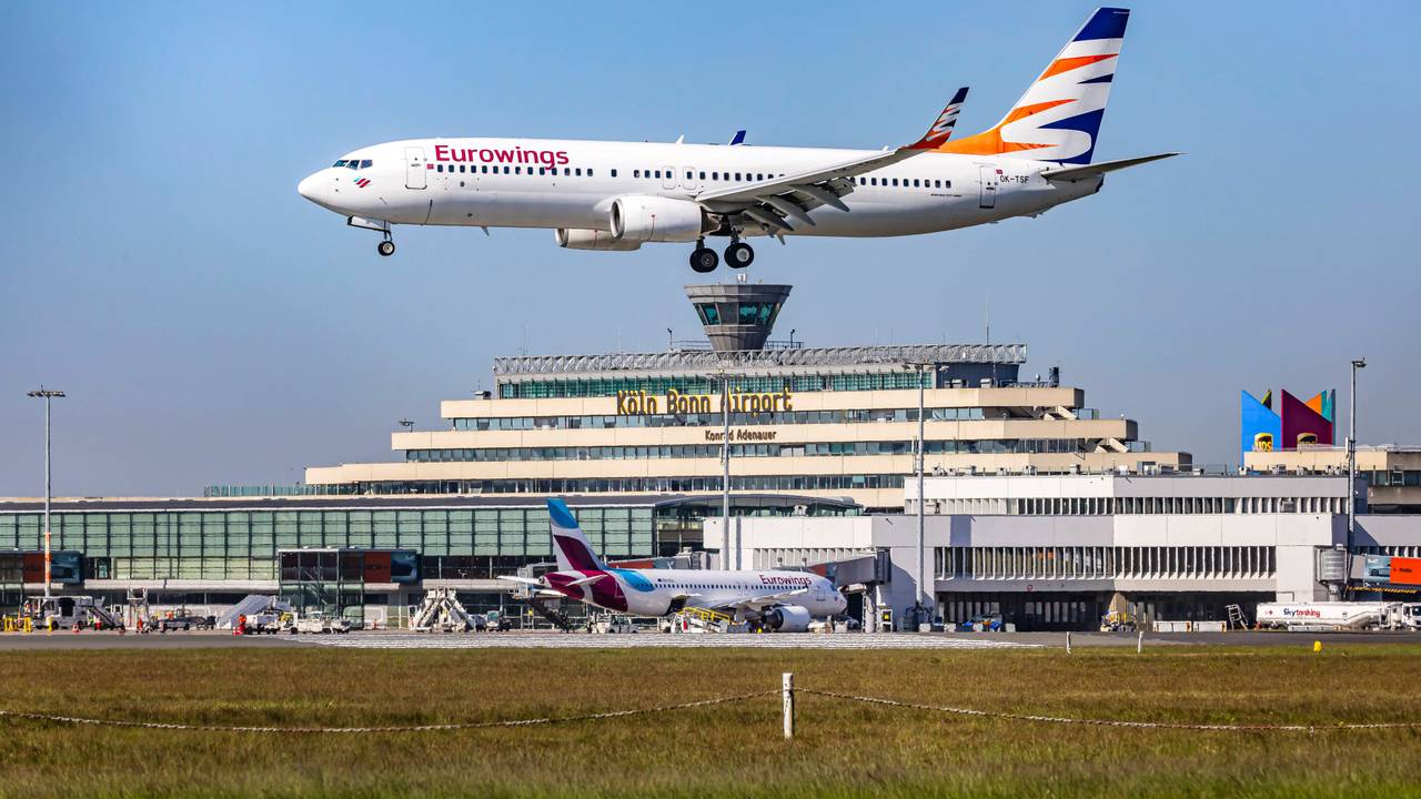 Eine Eurowings-Maschine bei der Landung in Köln/Bonn.