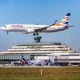 Eine Eurowings-Boeing landet am Flughafen Köln/Bonn.