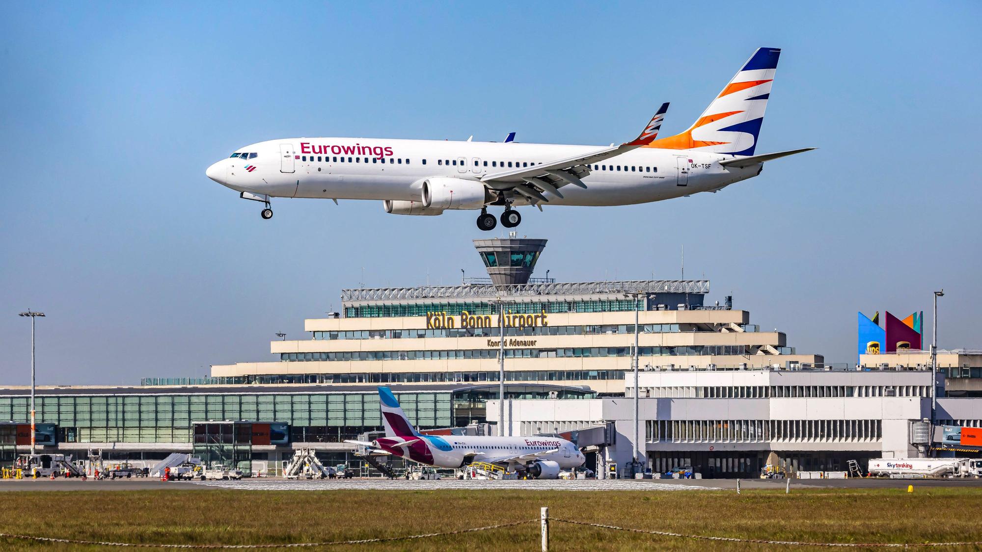 Eine Eurowings-Maschine landet auf dem Flughafen Köln/Bonn (Symbolfoto).
