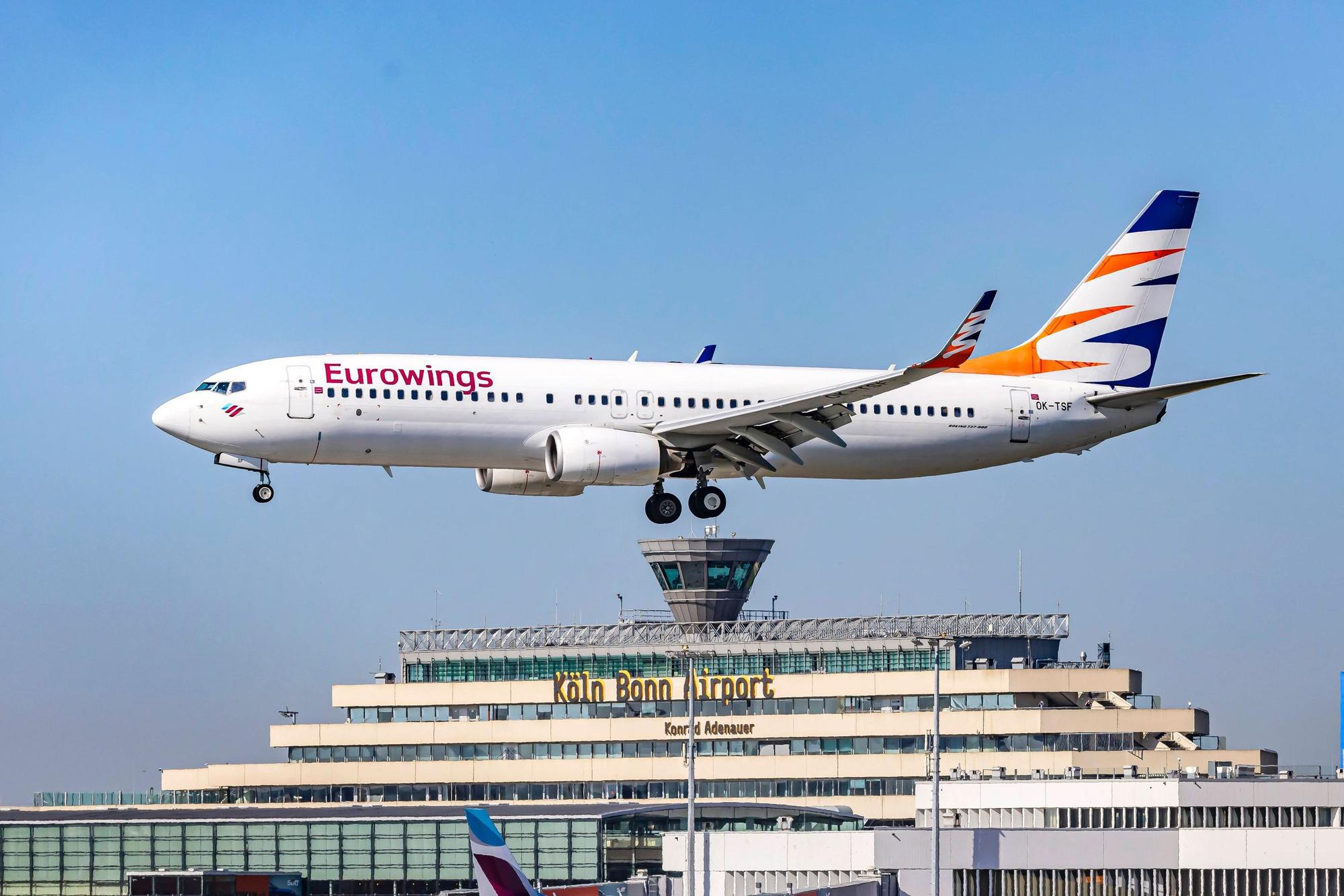 Eine Eurowings-Boeing landet am Flughafen Köln/Bonn.