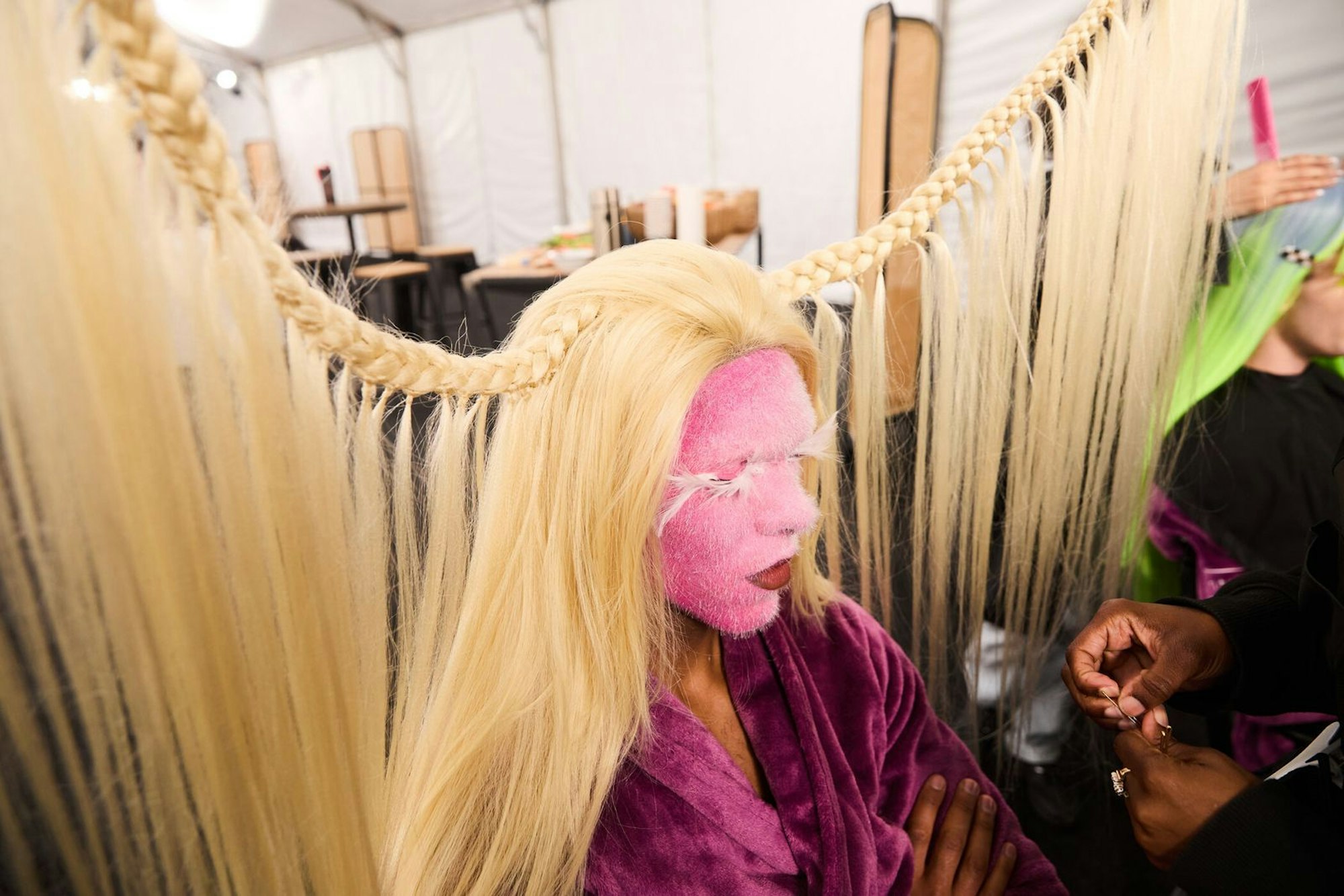 Haariges Outfit: Designer Yannik Zamboni setzte auf opulente Perücken und Fellgesichter (im Bild: Eliob). (Bild: ProSieben / Max Montgomery)