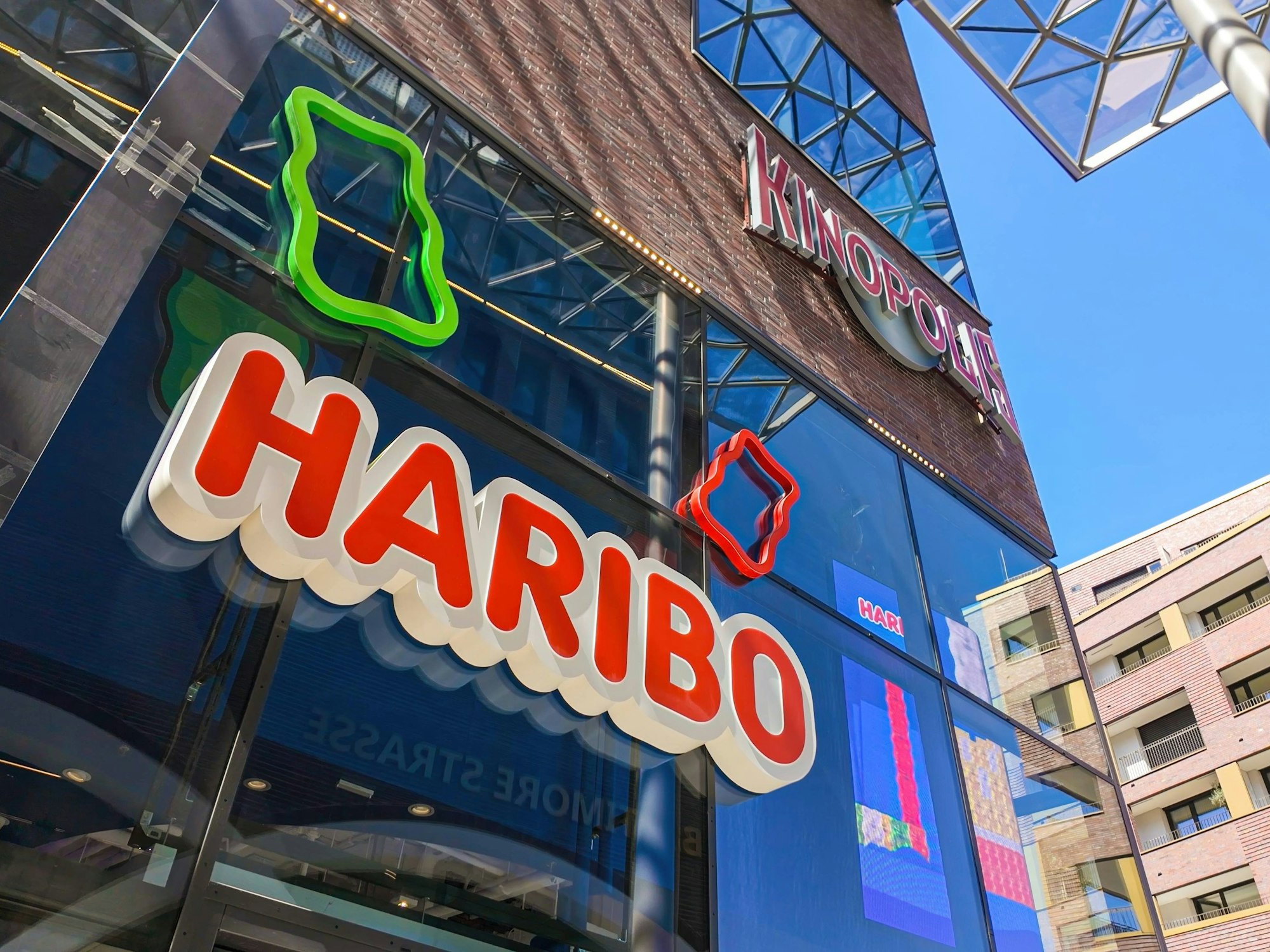 Das Logo von Haribo vor einer Filiale in Hamburg.