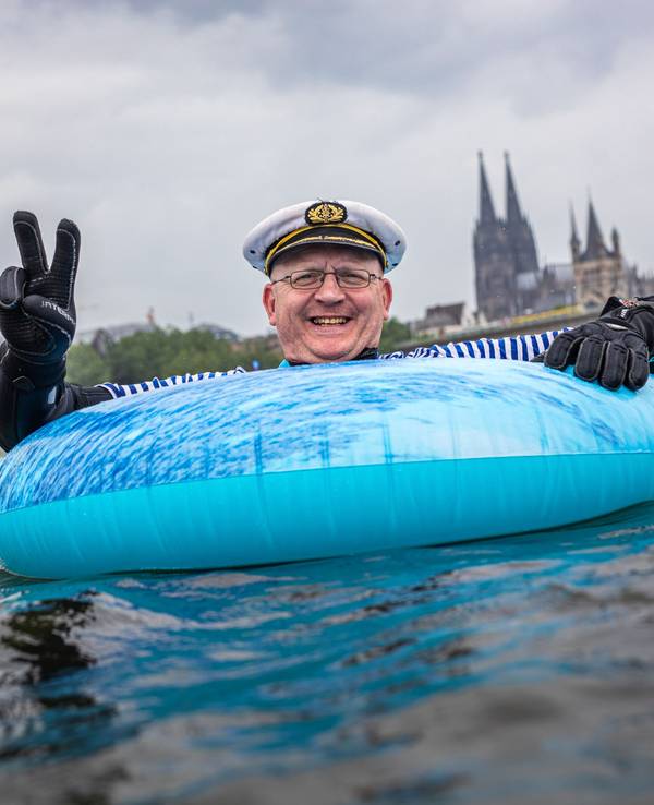 Teilnehmende schwimmen beim Rheinschwimmen