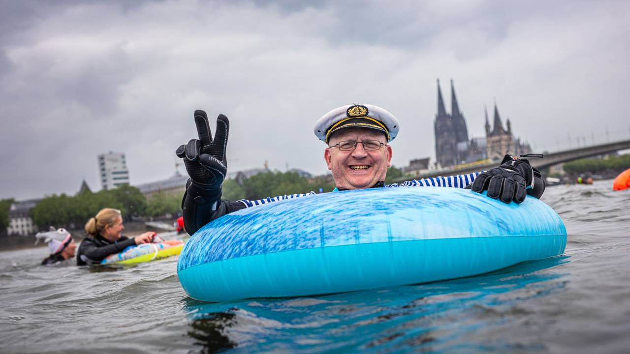 Teilnehmende schwimmen beim Rheinschwimmen