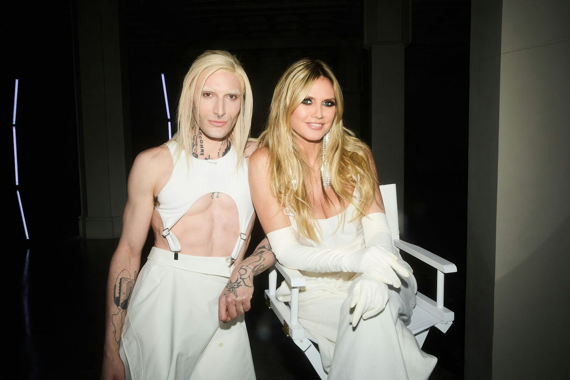 Heidi (mit Designer Yannik Zamboni) hatte sich etwas Besonderes für die Entscheidung ausgedacht: „Euer potenzielles Foto holt ihr heute nicht selber ab, sondern eure Family and Friends!“ (Bild: ProSieben / Max Montgomery)