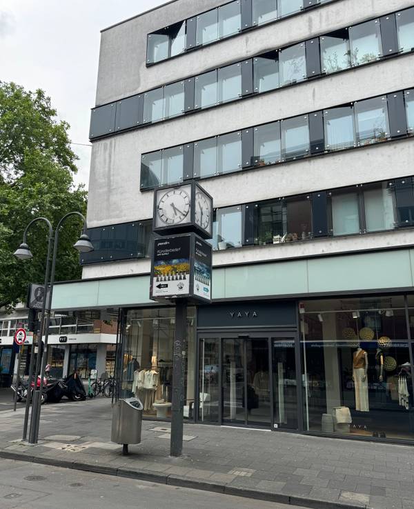 Eine Uhr an einer Straße