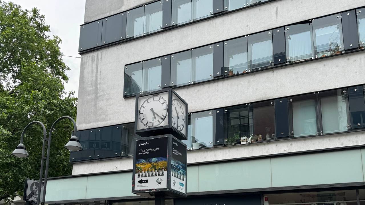 Eine Uhr an einer Straße