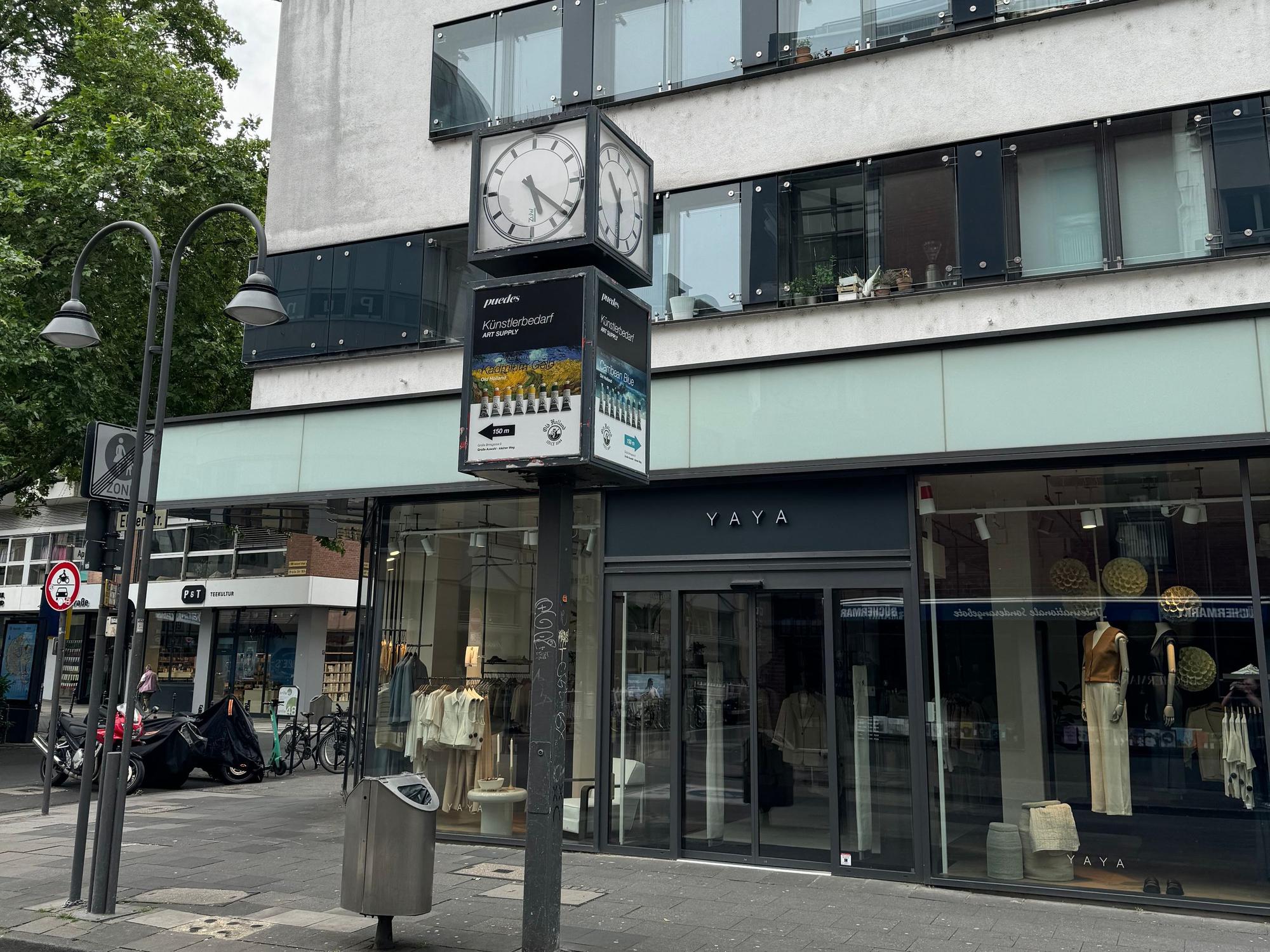 Eine Uhr an einer Straße