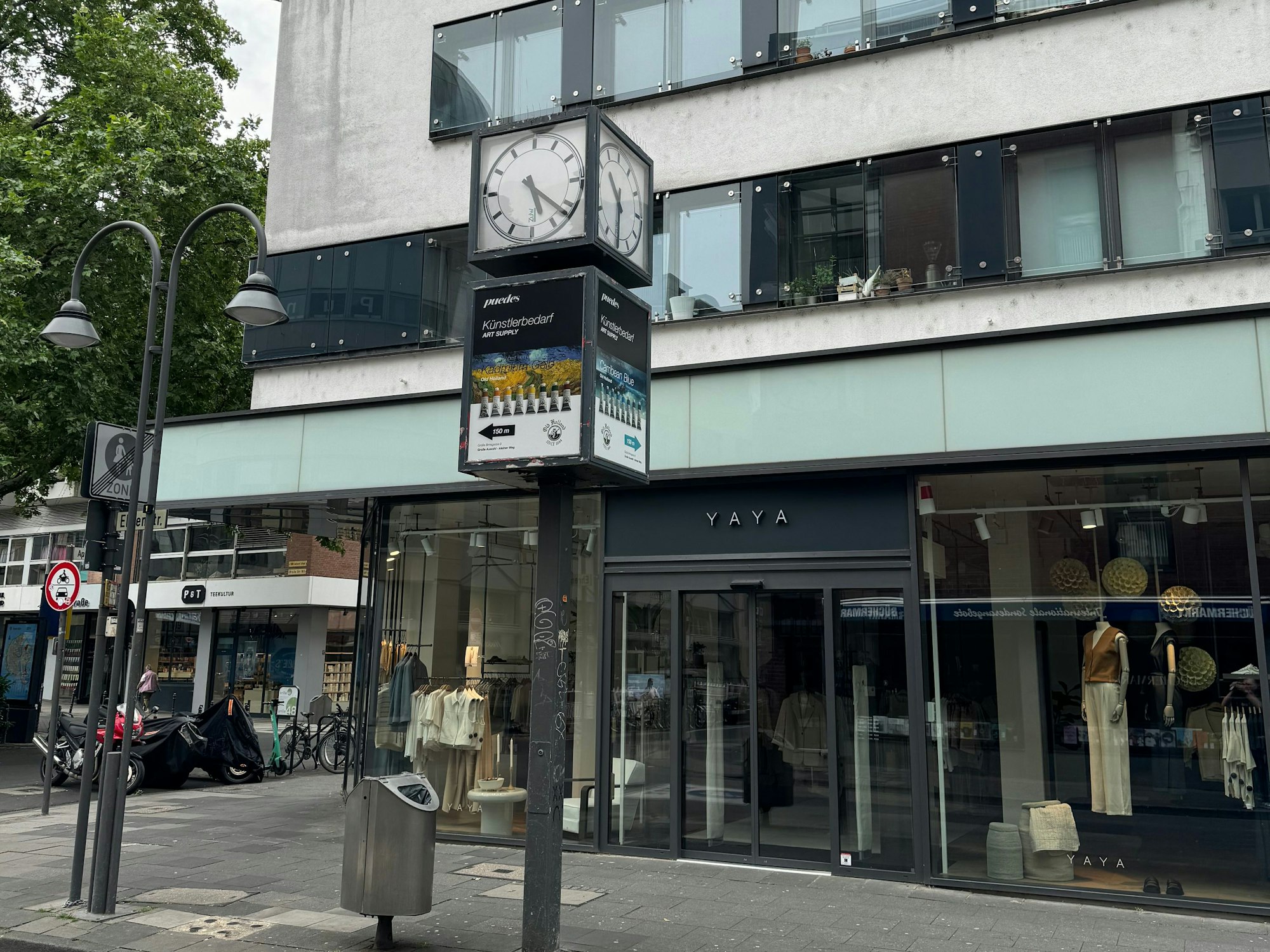 Eine Uhr an einer Straße