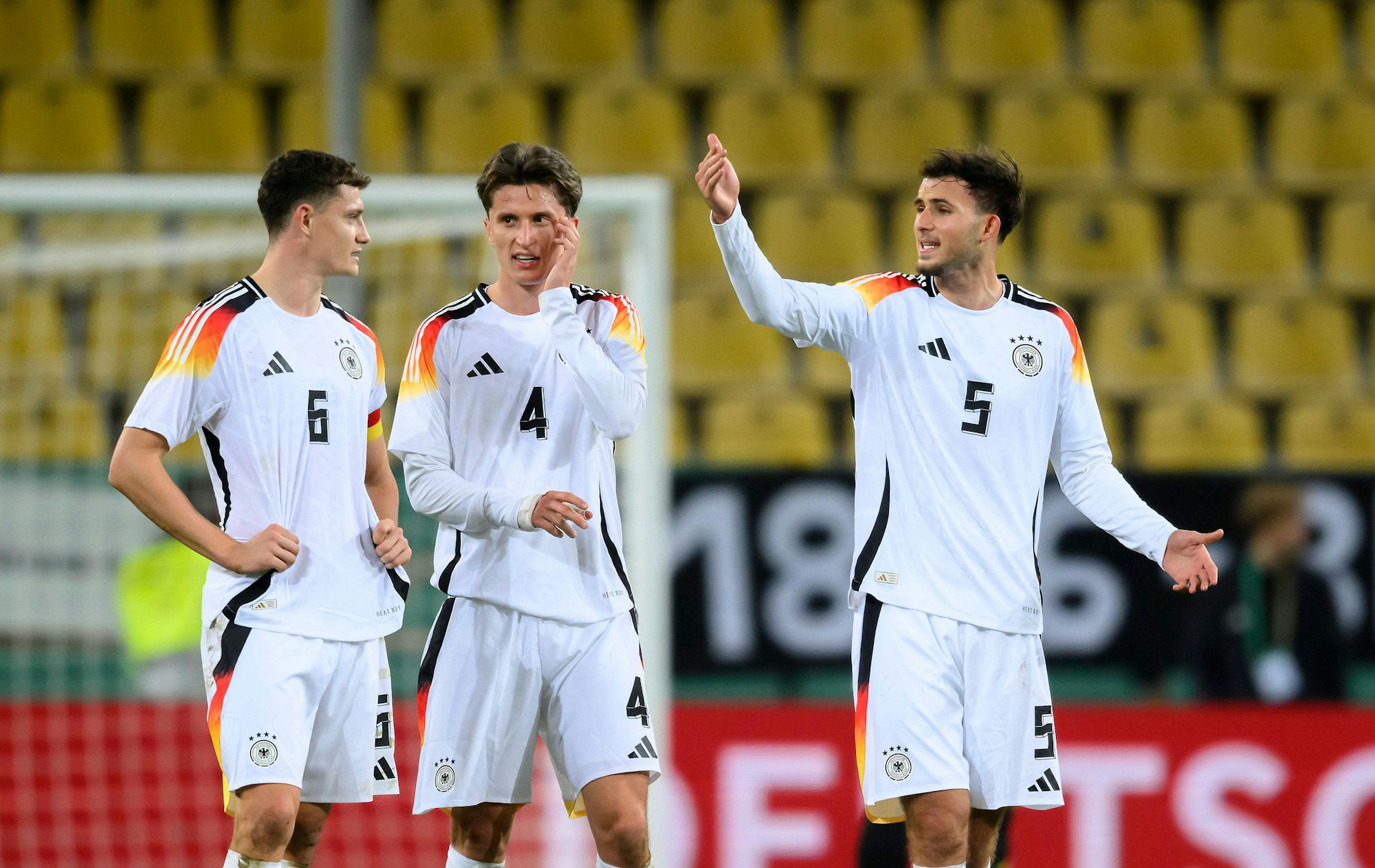 Eric Martel, Tim Oermann und Max Rosenfelder diskutieren auf dem Platz.