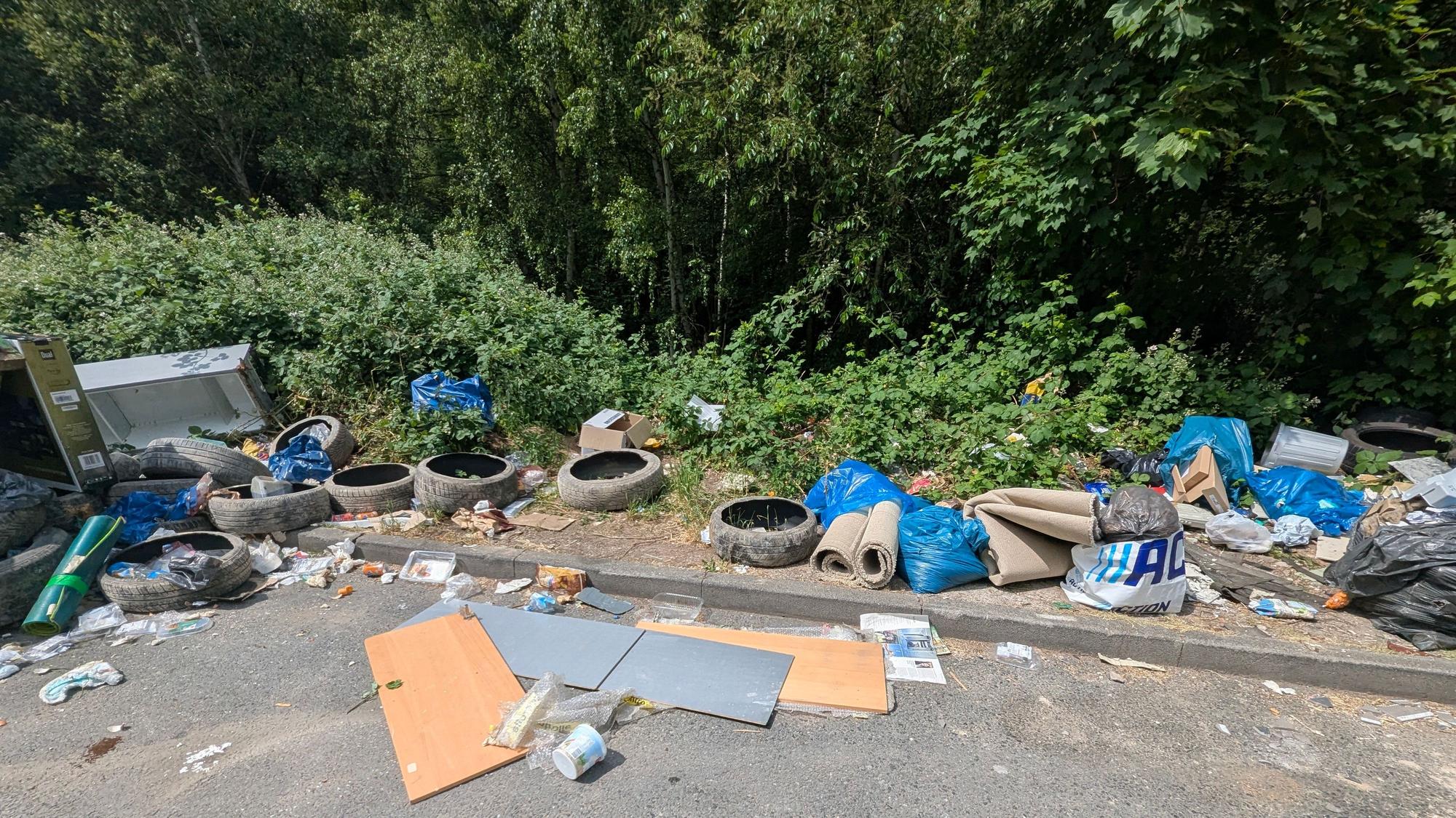 Die Bernhard-Günther-Straße in Köln-Merkenich. Hier wurde illegal Müll entsorgt.