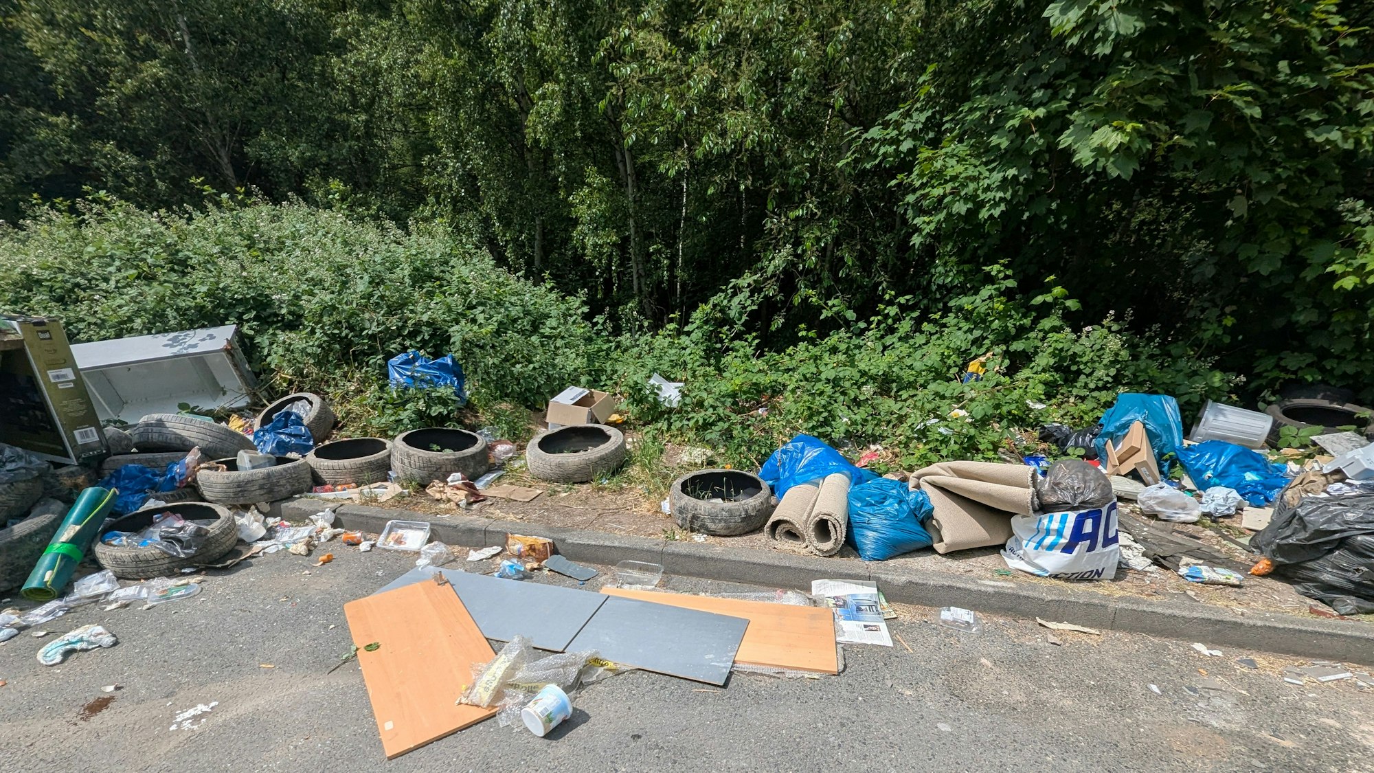 Die Bernhard-Günther-Straße in Köln-Merkenich. Hier wurde illegal Müll entsorgt.