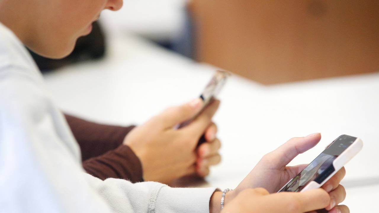 Schüler benutzen ihr Smartphone im Unterricht. Die Geräte müssen laut Ökodesign-Verordnung etwa nach 800 Ladezyklen noch eine Akku-Restkapazität von 80 Prozent aufweisen. Hersteller müssen zudem sieben Jahre nach Verkaufsstopps eines Modells noch Ersatzteile vorhalten und fünf Jahre lang die Betriebssysteme aktualisieren.