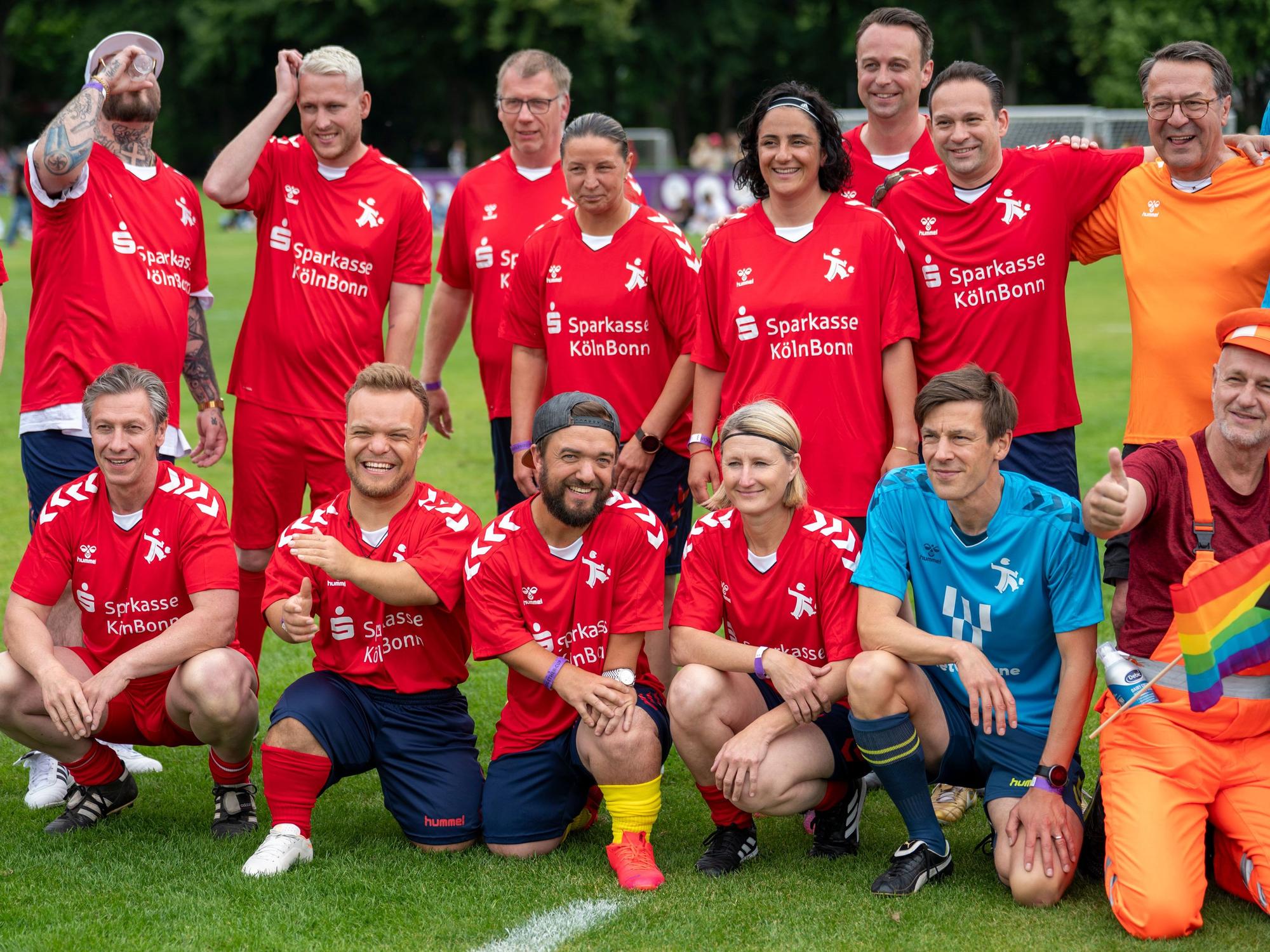 Gruppenbild beim Promikick vom Come-Together-Cup.