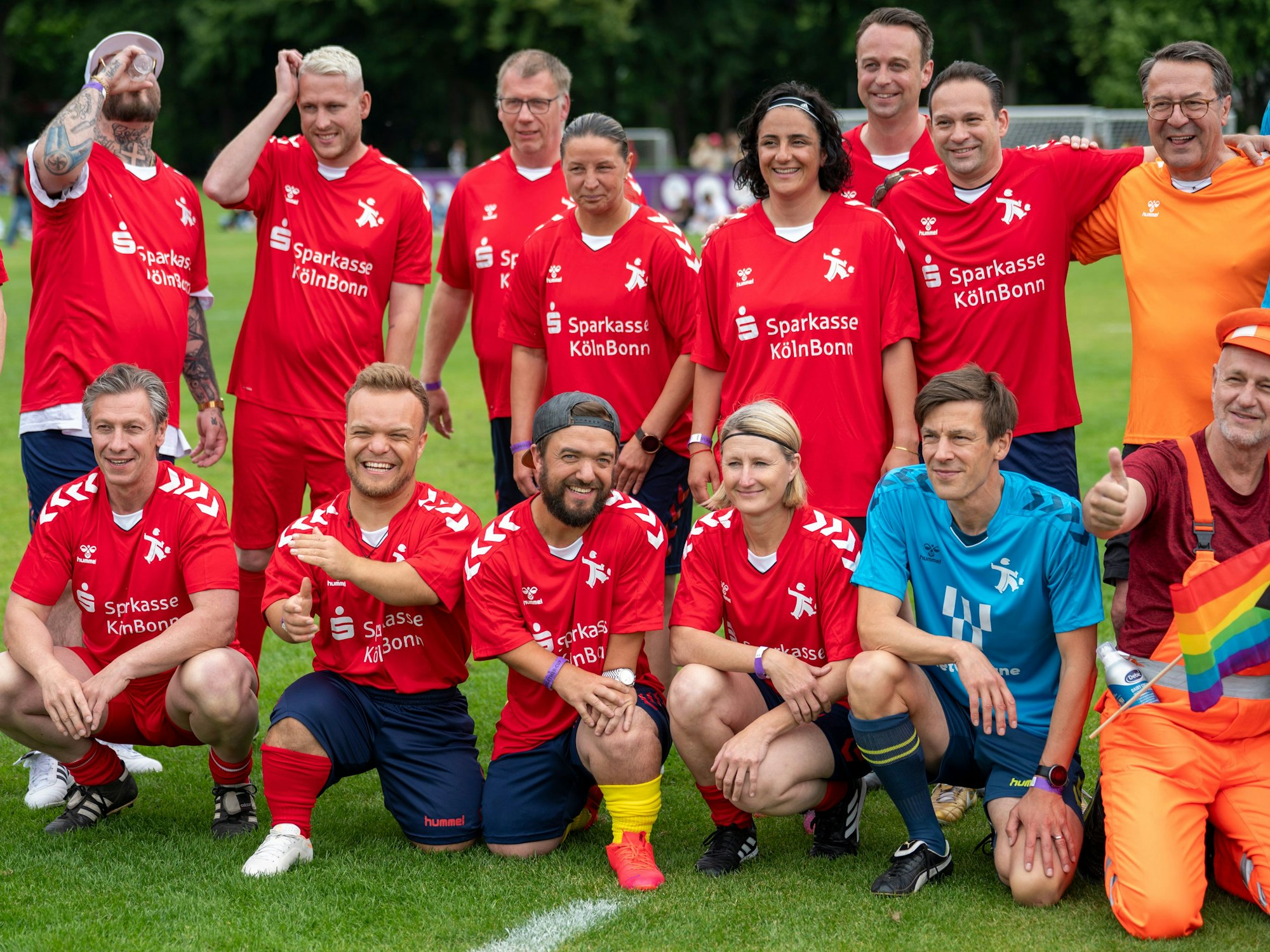 Gruppenbild beim Promikick vom Come-Together-Cup.