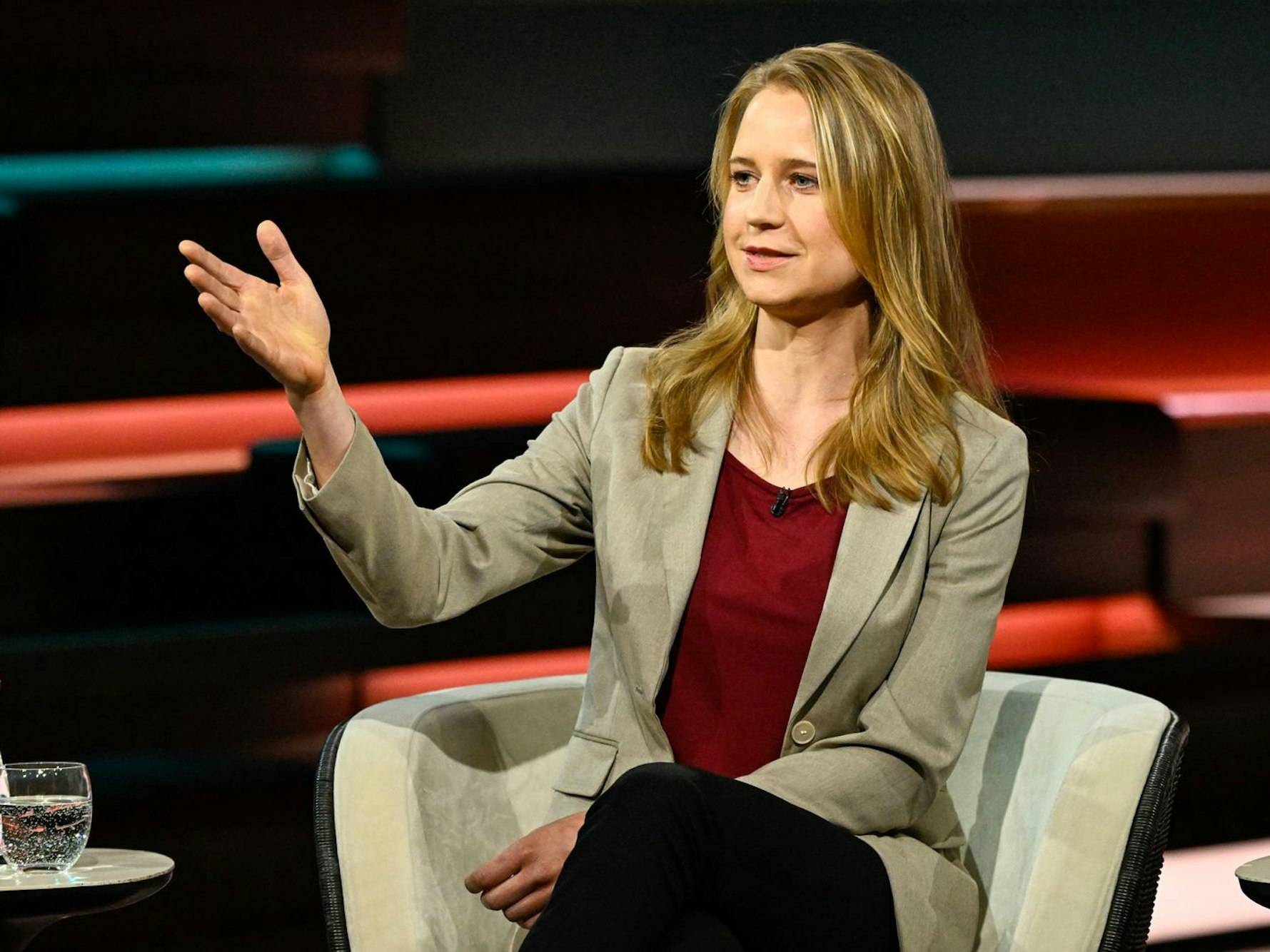 Neurowissenschaftlerin Maren Urner glaubt, dass das Gefühl eines scheinbar verengten Meinungskorridors nur deshalb entstanden sei, da viel zu oft und intensiv über das Thema gesprochen werde. (Bild: ZDF / Markus Hertrich)