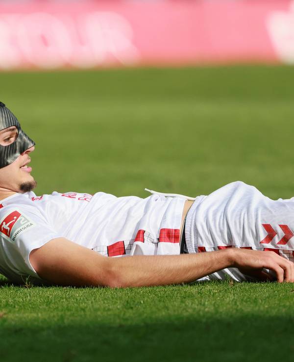 Tim Lemperle liegt im FC-Trikot auf dem Boden.