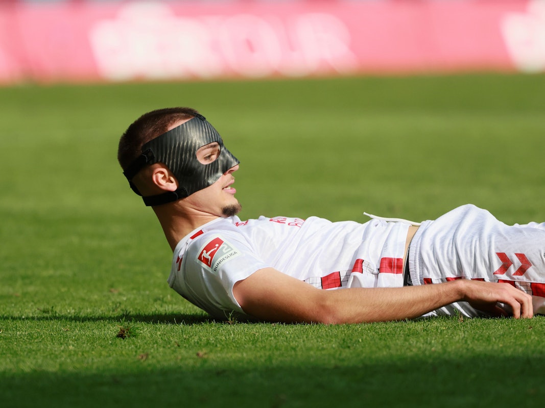 Tim Lemperle liegt im FC-Trikot auf dem Boden.