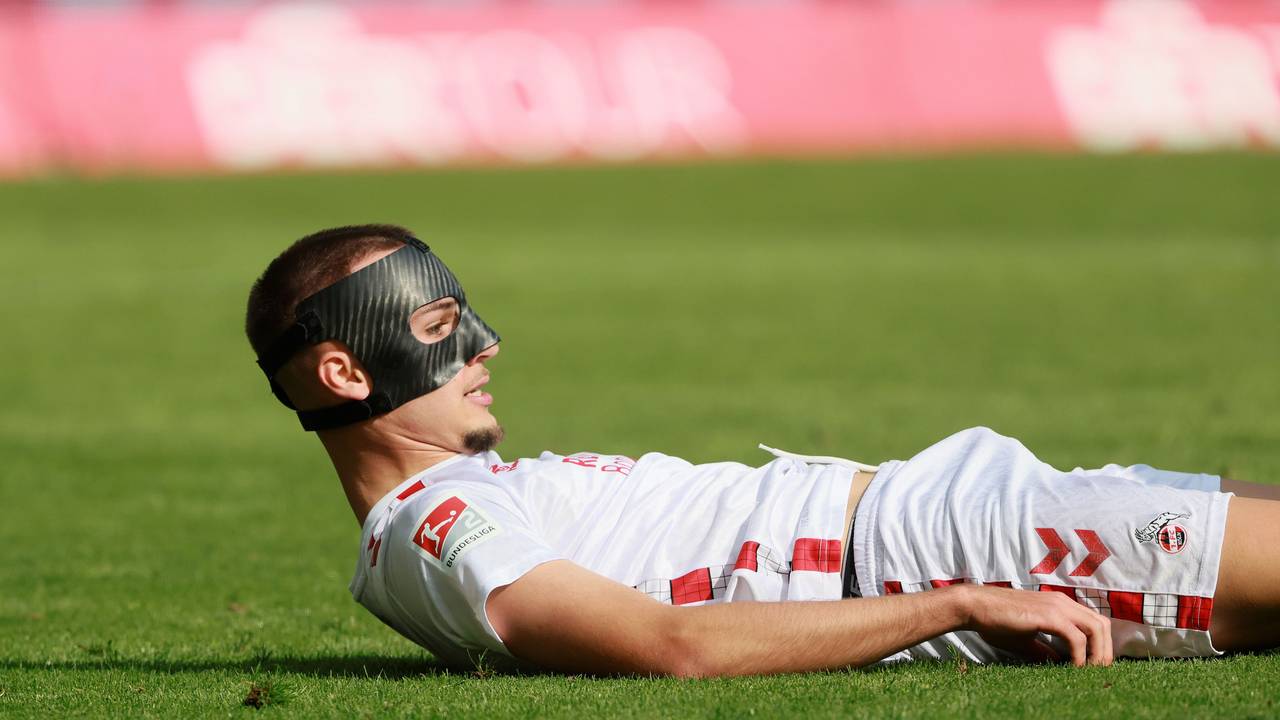 Tim Lemperle liegt im FC-Trikot auf dem Boden.