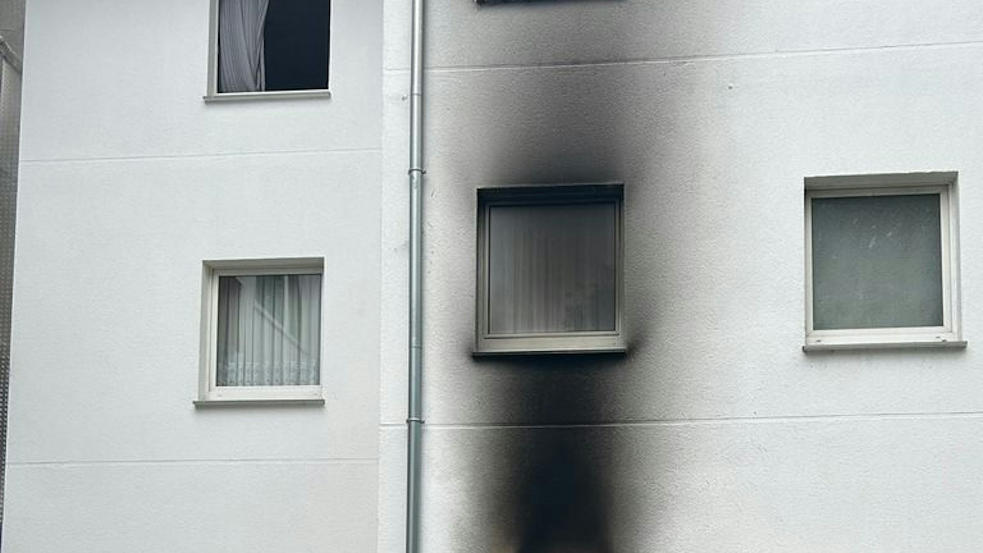 Feuerwehreinsatz in Moers-Repelen nach einem Brand in einem Wohn- und Geschäftshaus
