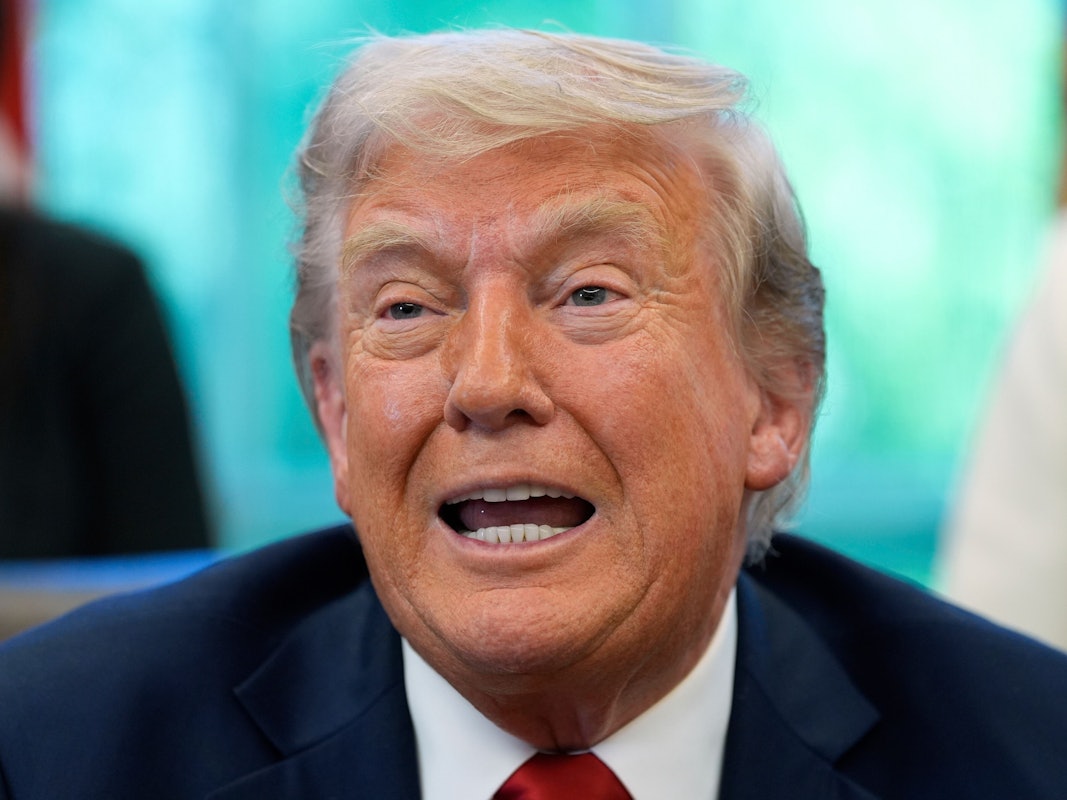 US-Präsident Donald Trump muss eine derbe Schlappe einstecken. Ein Bundesgerichtn stufte seine Zollpolitik als „verfassungswidrig“ ein.